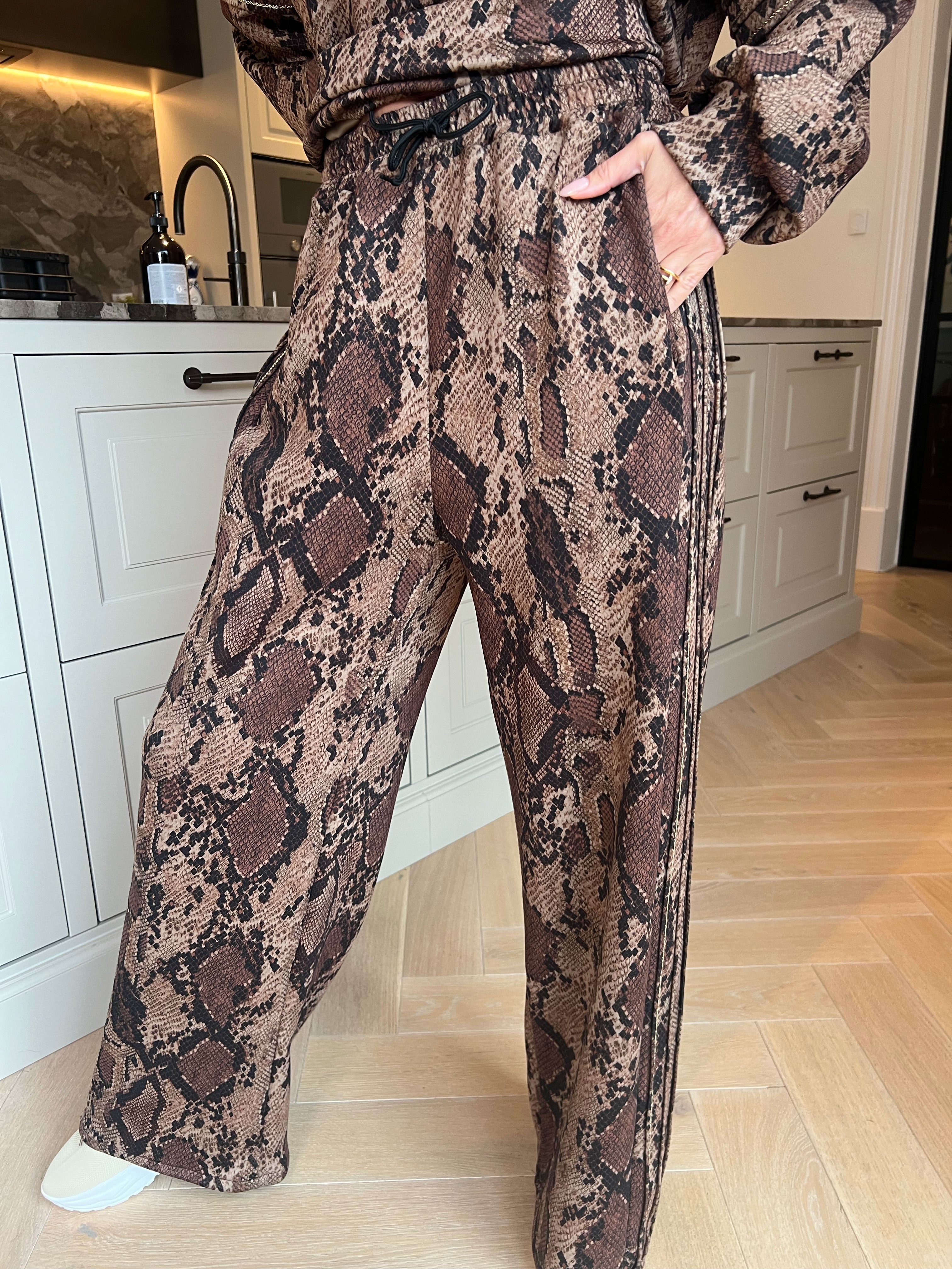 Dream Print - Joggingsæt i viskose med forskelligt print og elegante gulddetaljer