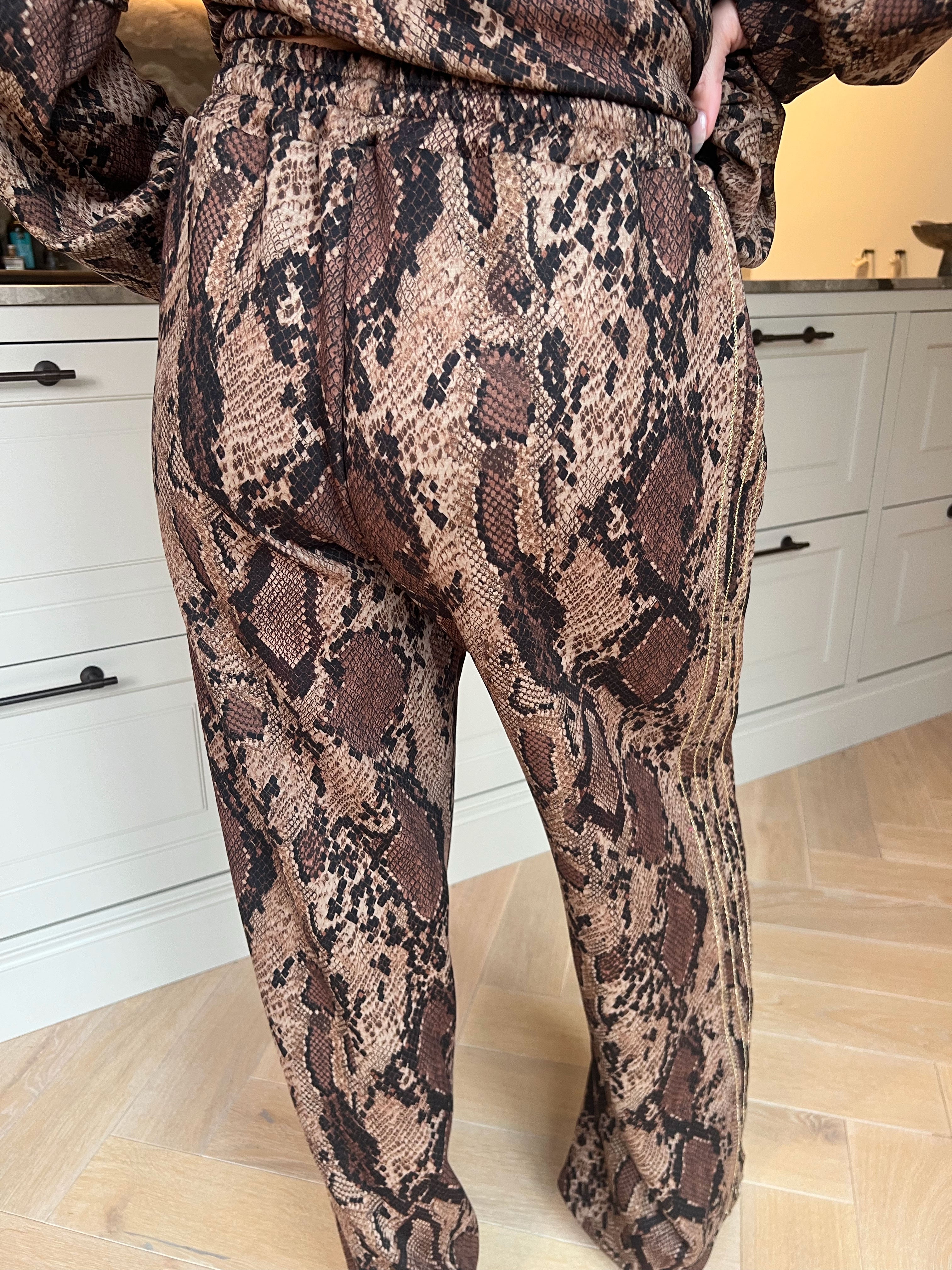 Dream Print - Joggingsæt i viskose med forskelligt print og elegante gulddetaljer