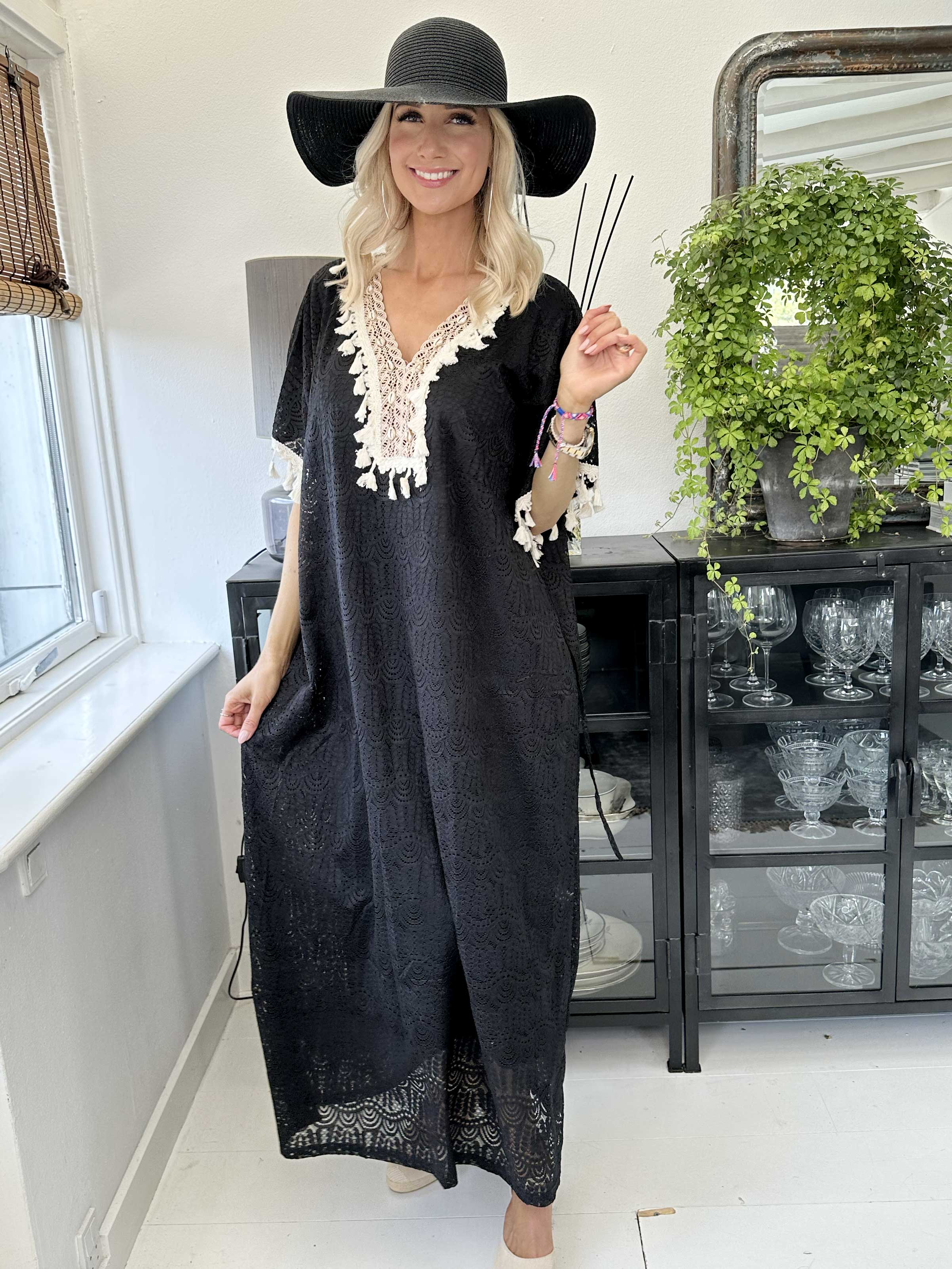 Dua - Lang tunikakjole i blonde med søde broderet detaljer