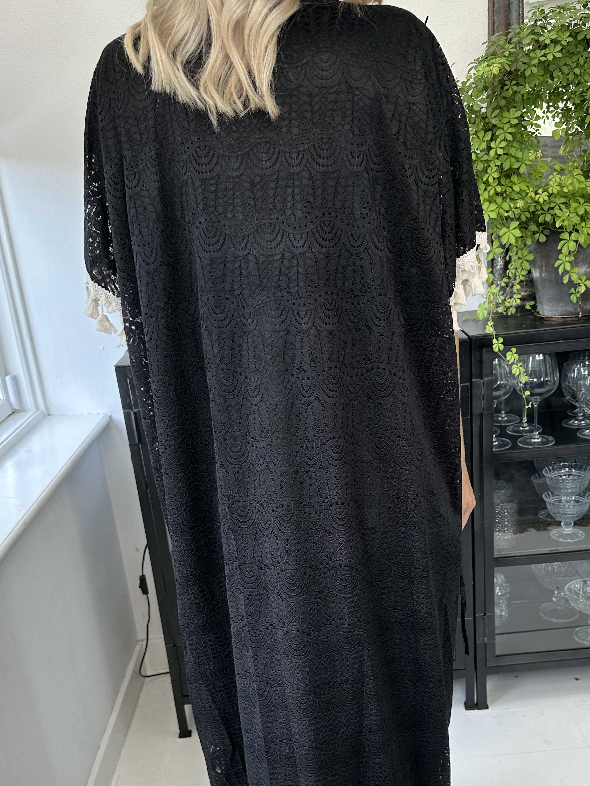 Dua - Lang tunikakjole i blonde med søde broderet detaljer