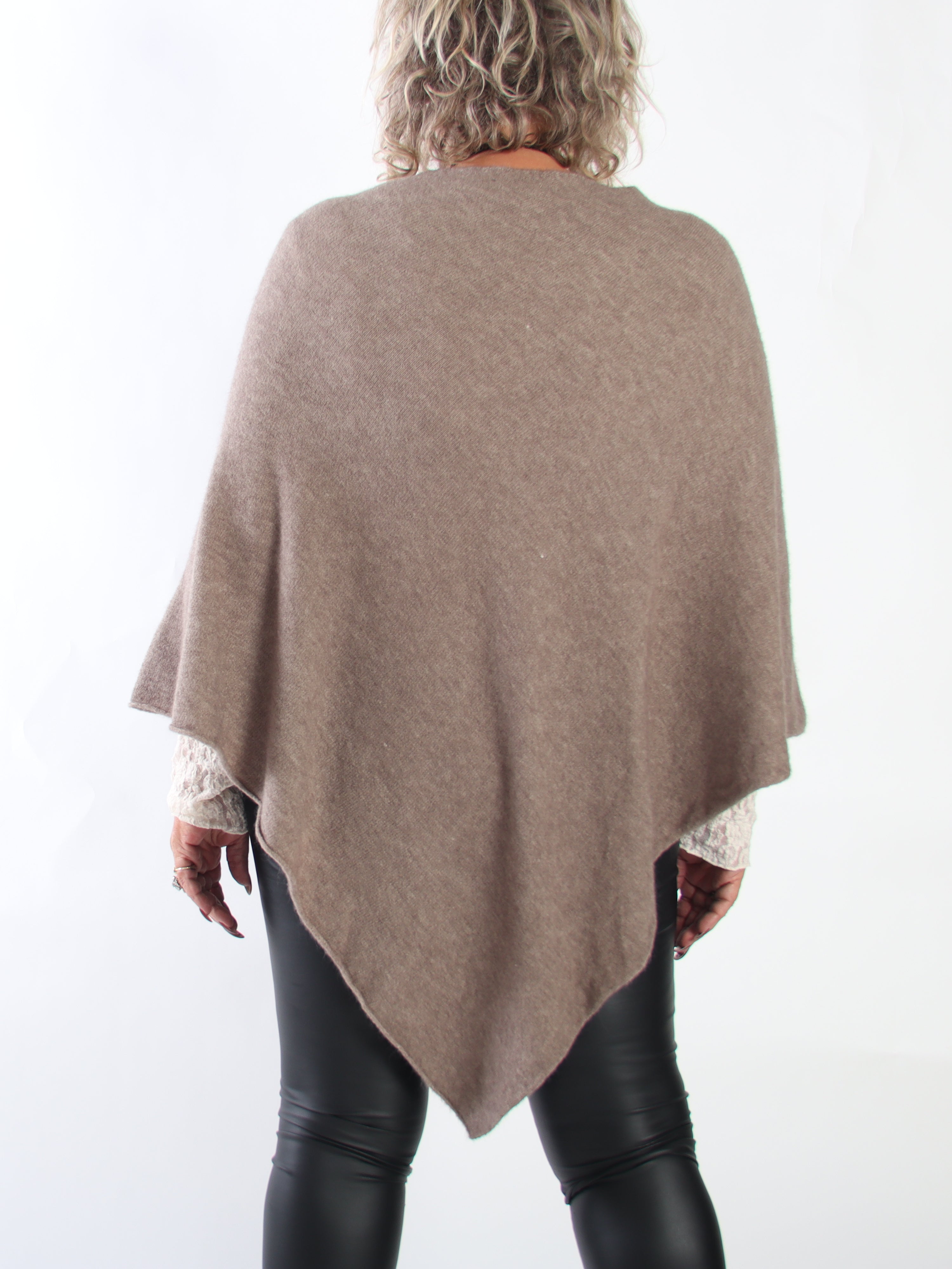 Duff - Sød og elegant plus size poncho i et enkelt, ensfarvet design og flot trekantsform