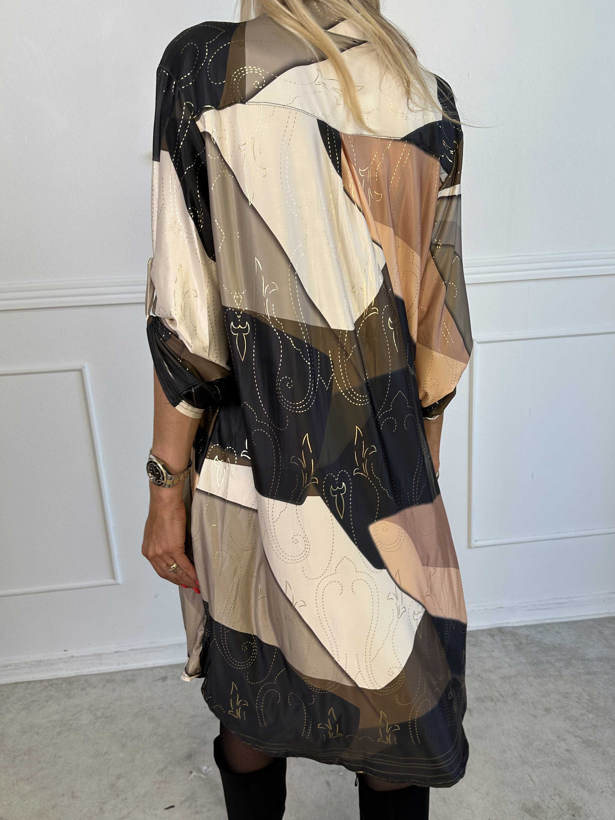 Ebba Abstract Long - Flerfarvet elastisk kjole med fint guld mønster