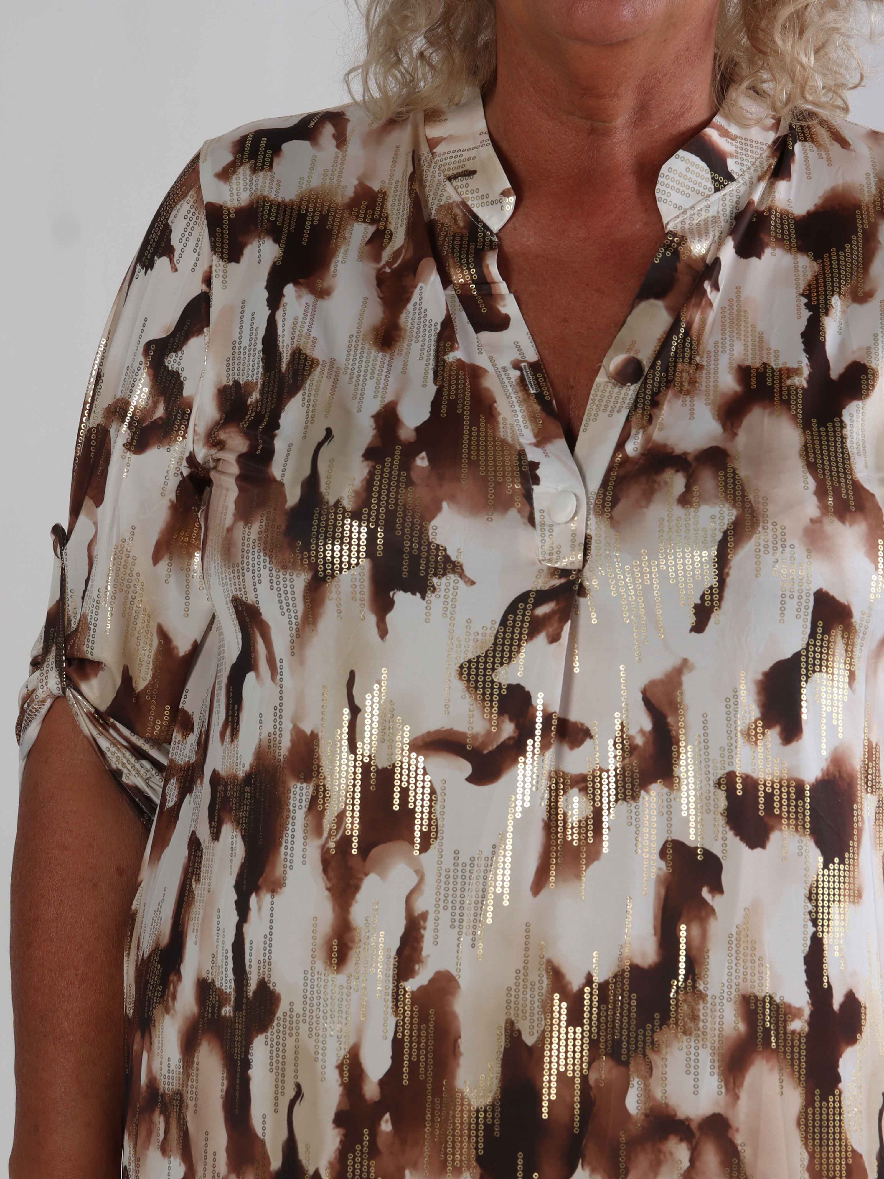 Ebba Batik Long - Elastisk flerfarvet plus size kjole med guld detaljer