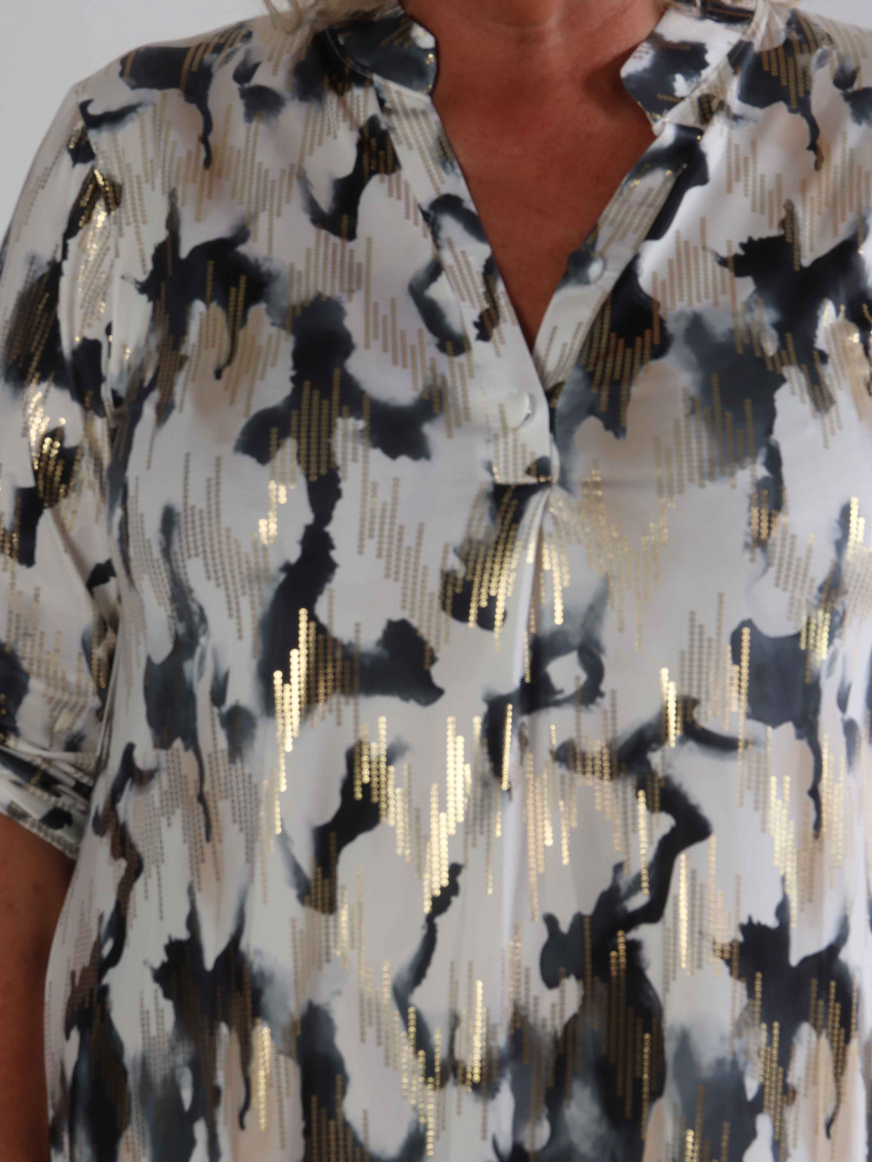 Ebba Batik Long - Elastisk flerfarvet plus size kjole med guld detaljer