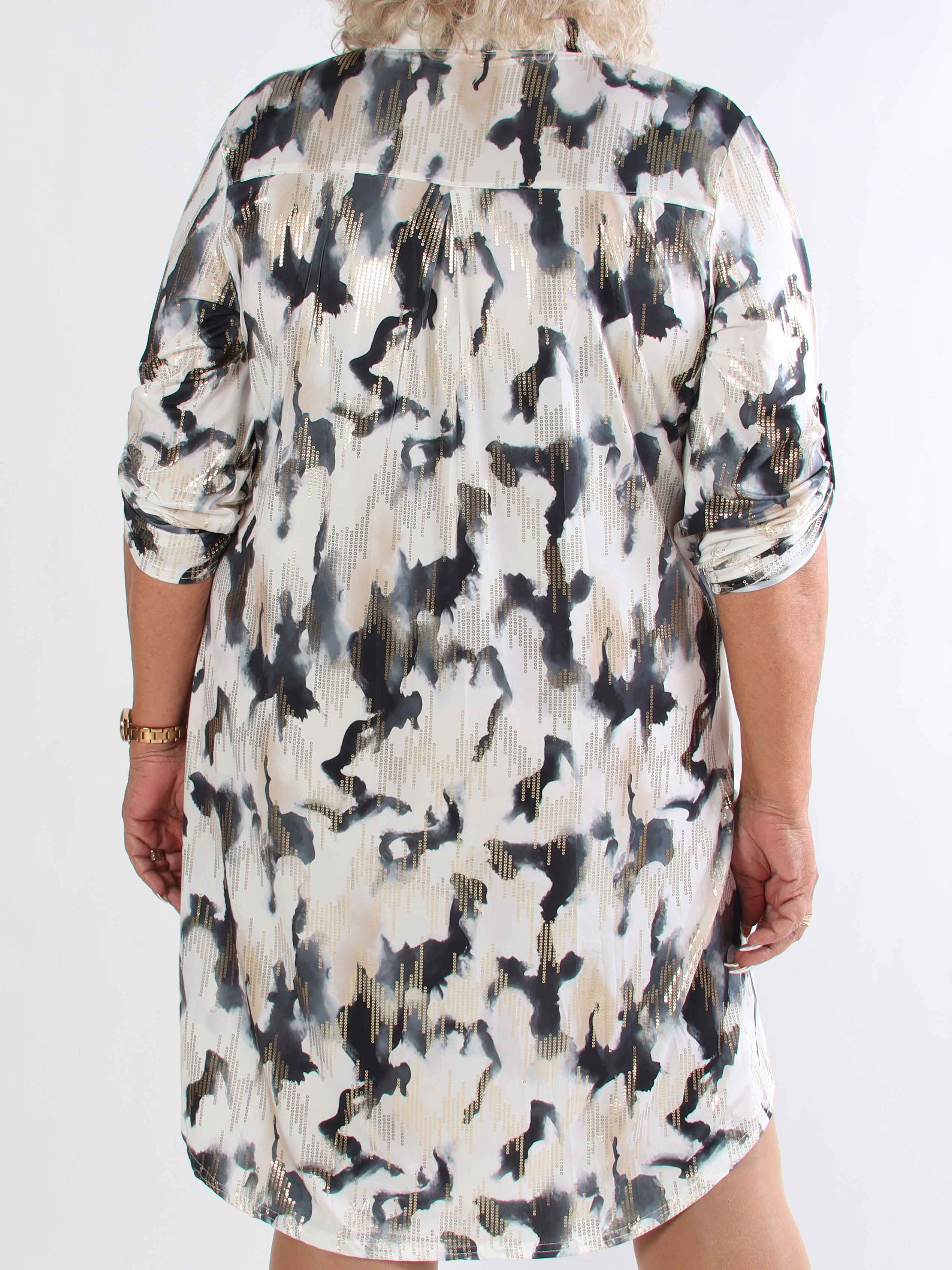 Ebba Batik Long - Elastisk flerfarvet plus size kjole med guld detaljer