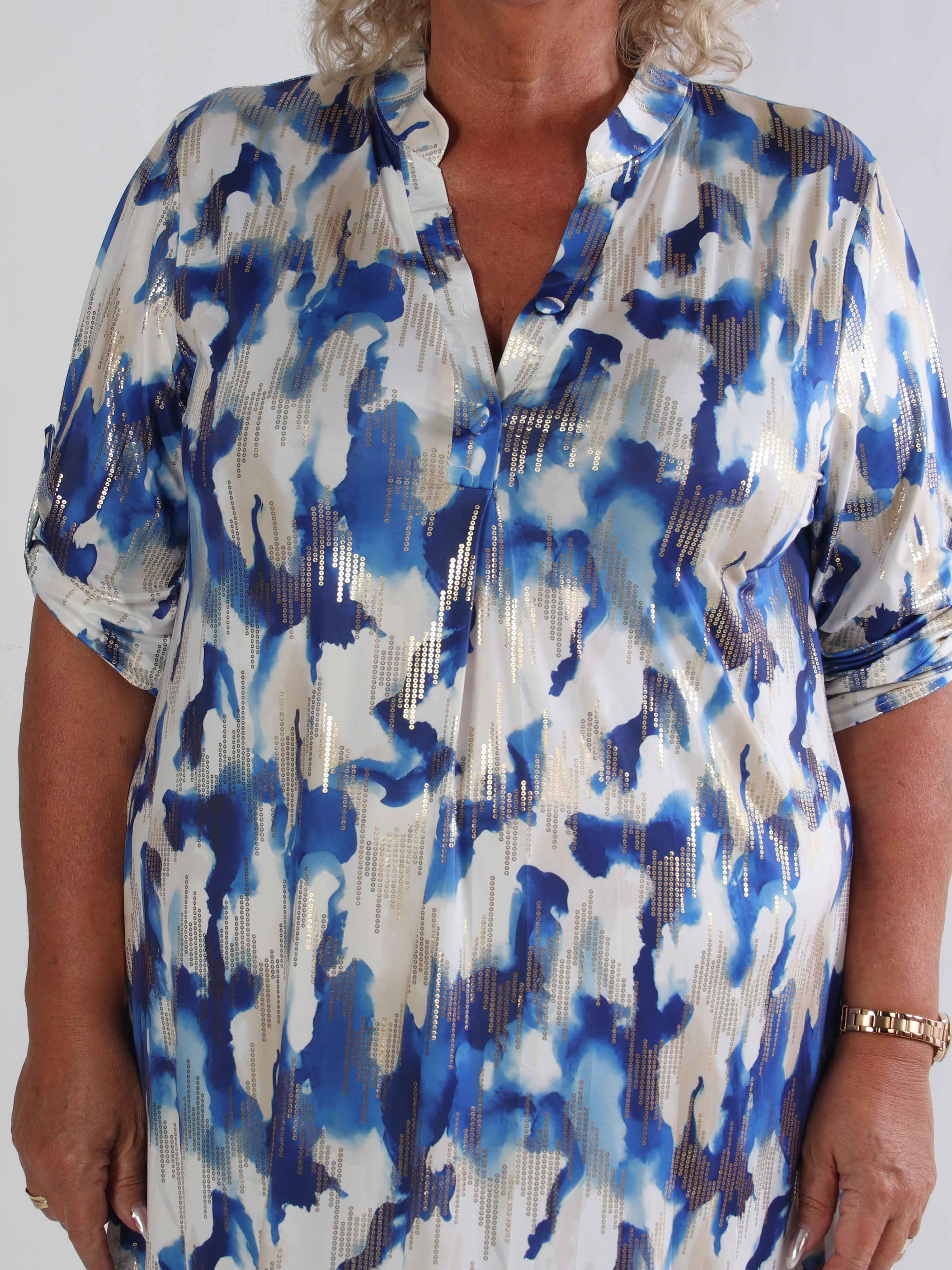 Ebba Batik Long - Elastisk flerfarvet plus size kjole med guld detaljer