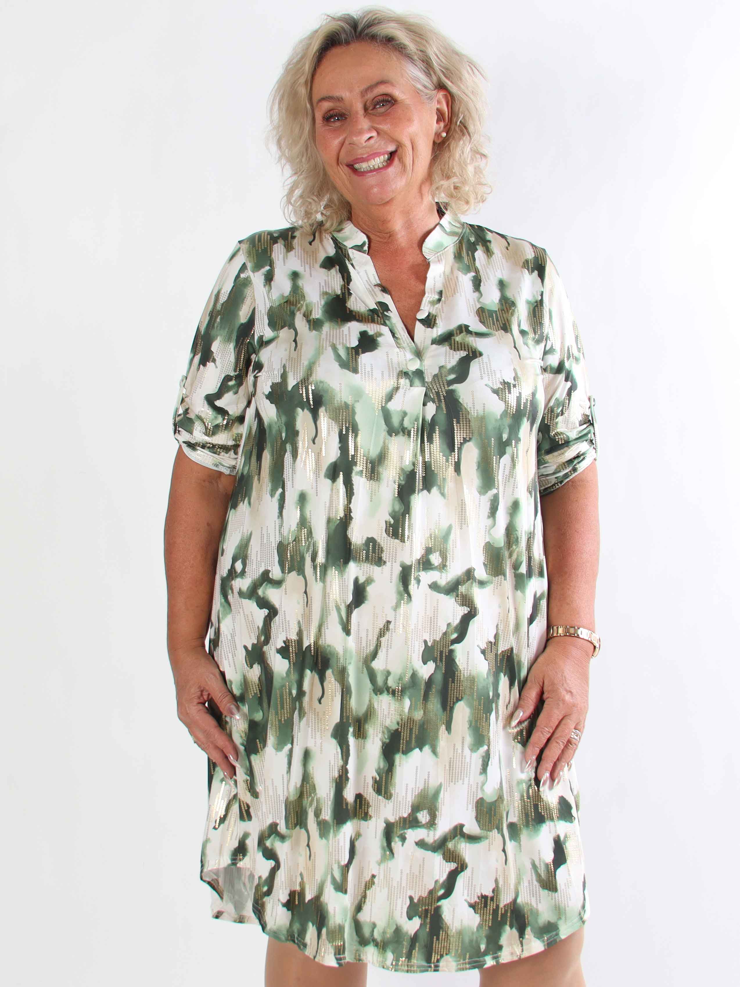 Ebba Batik Long - Elastisk flerfarvet plus size kjole med guld detaljer