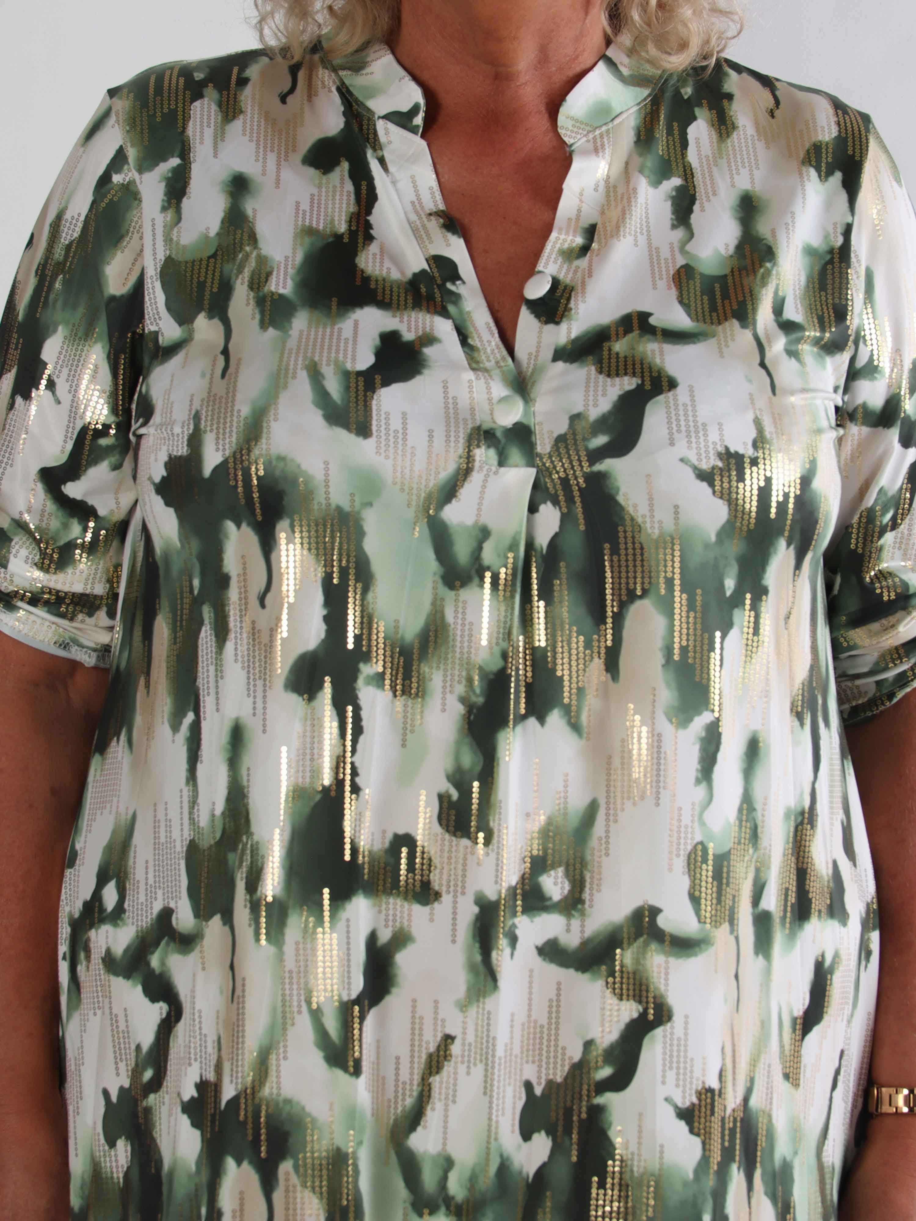 Ebba Batik Long - Elastisk flerfarvet plus size kjole med guld detaljer