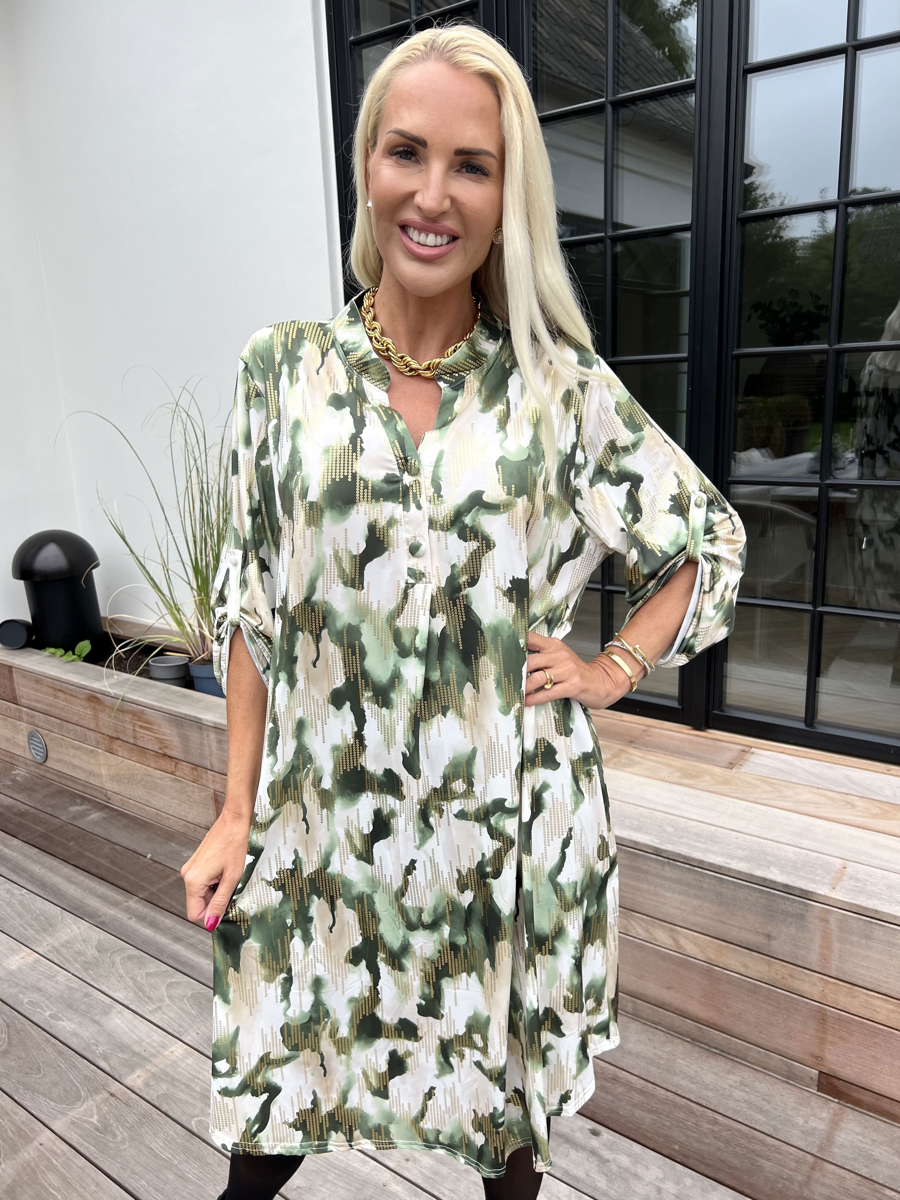 Ebba Batik Long - Elastisk flerfarvet kjole med guld detaljer