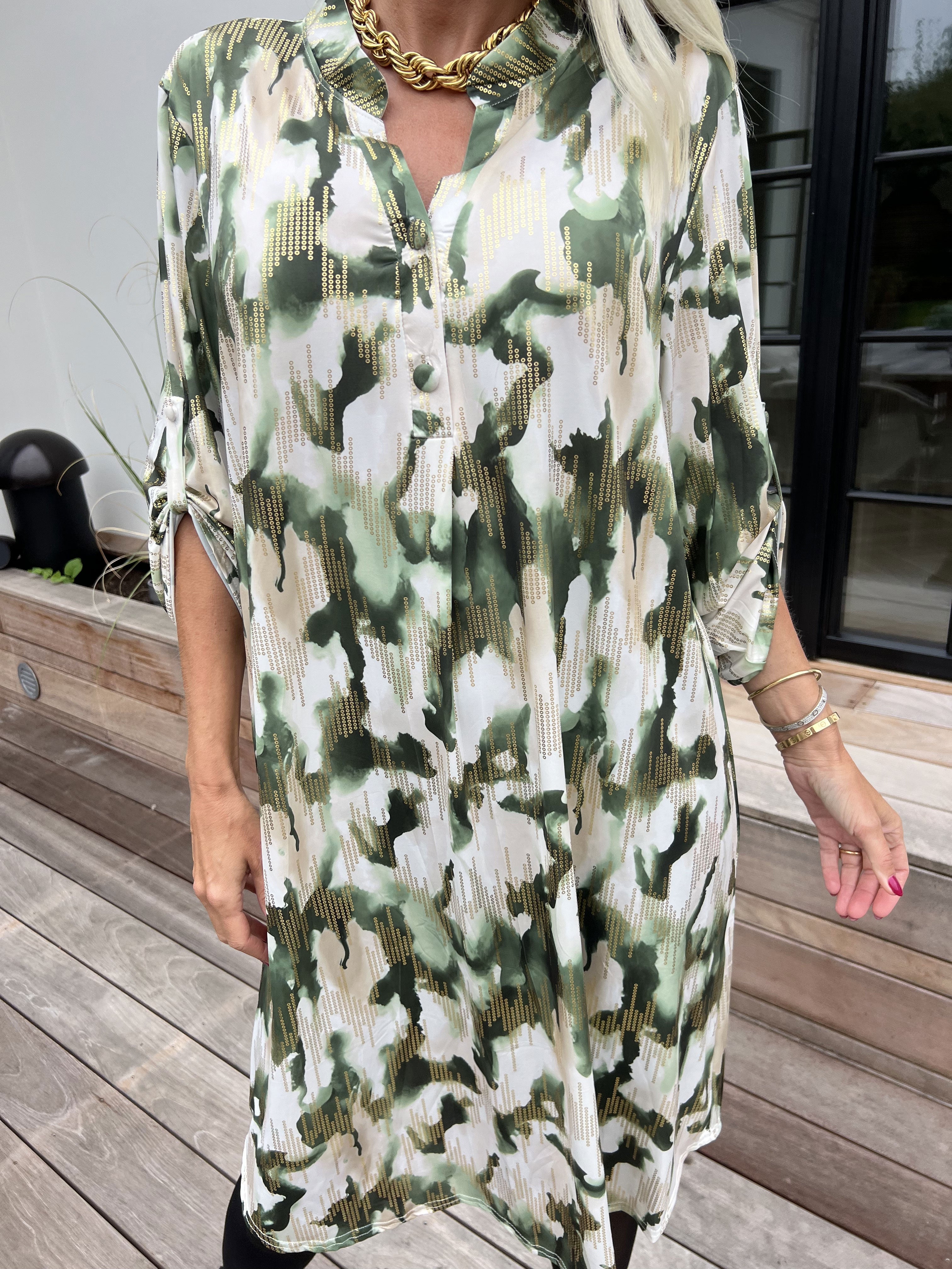 Ebba Batik Long - Elastisk flerfarvet kjole med guld detaljer