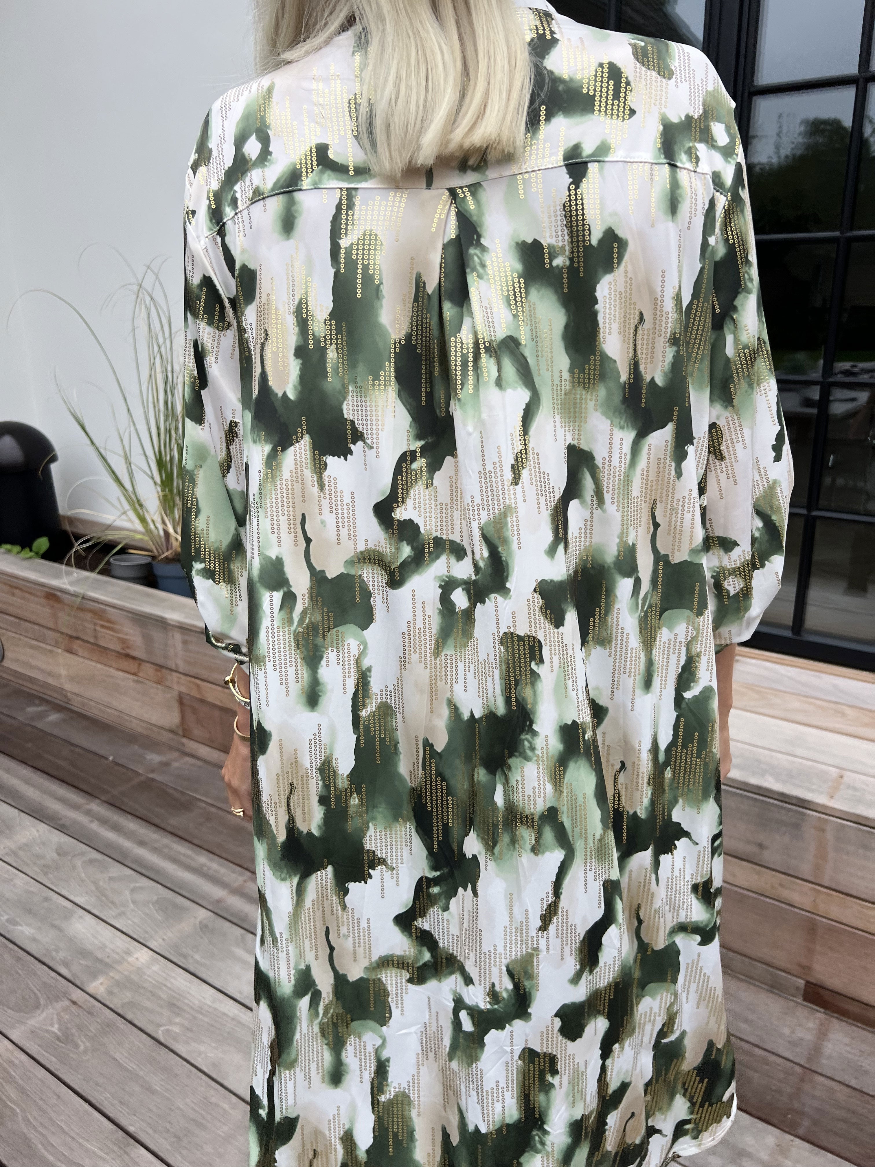 Ebba Batik Long - Elastisk flerfarvet kjole med guld detaljer