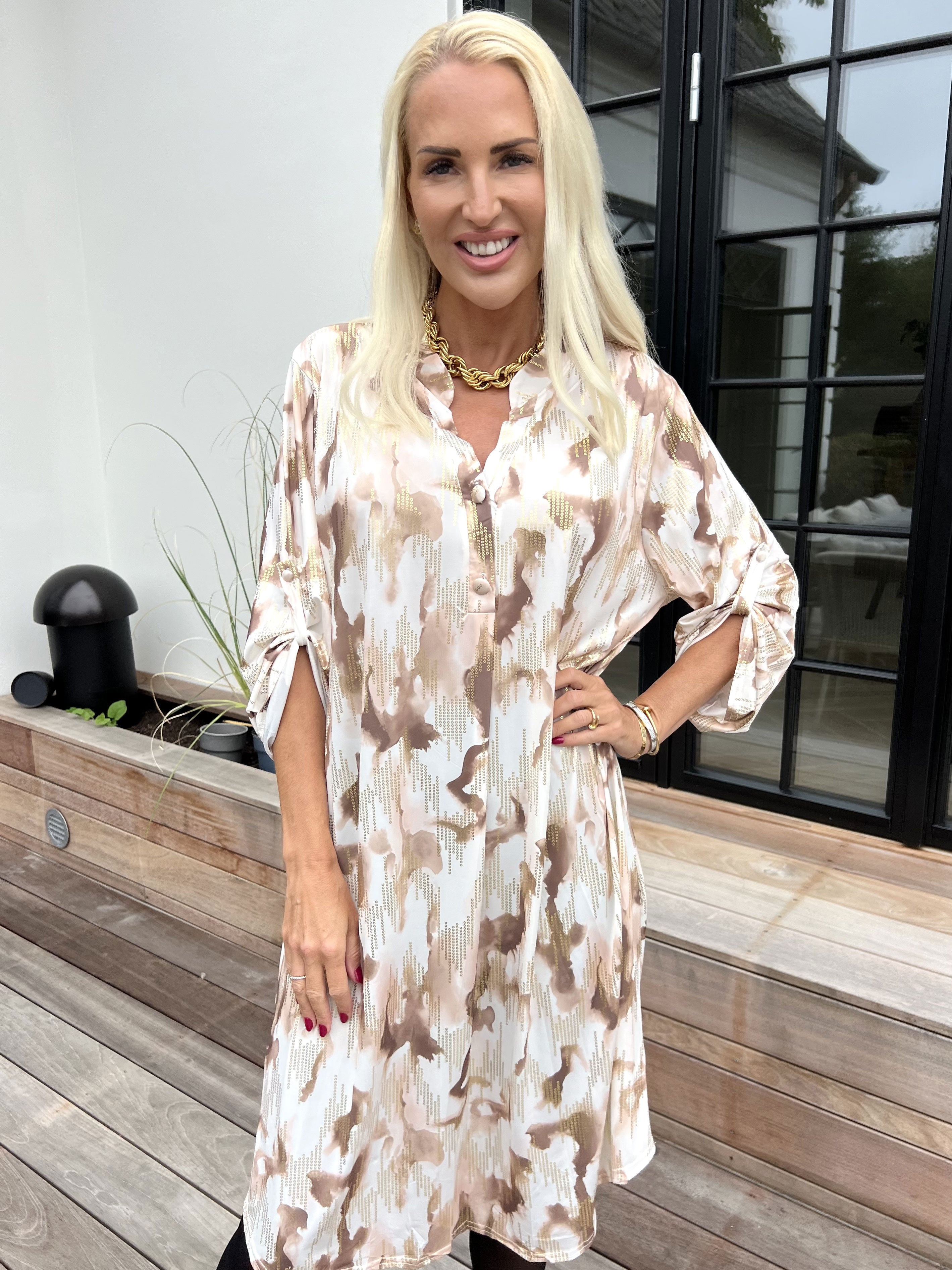 Ebba Batik Long - Elastisk flerfarvet kjole med guld detaljer