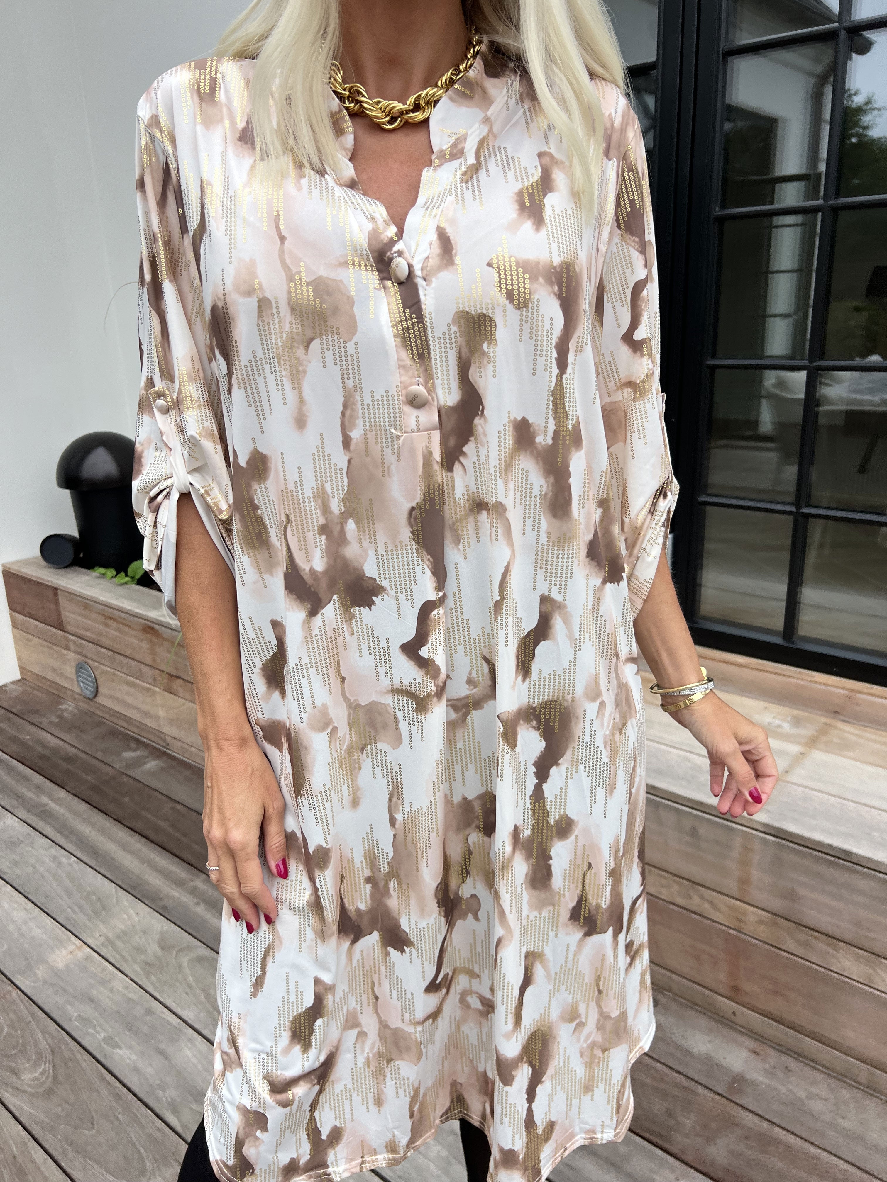 Ebba Batik Long - Elastisk flerfarvet kjole med guld detaljer