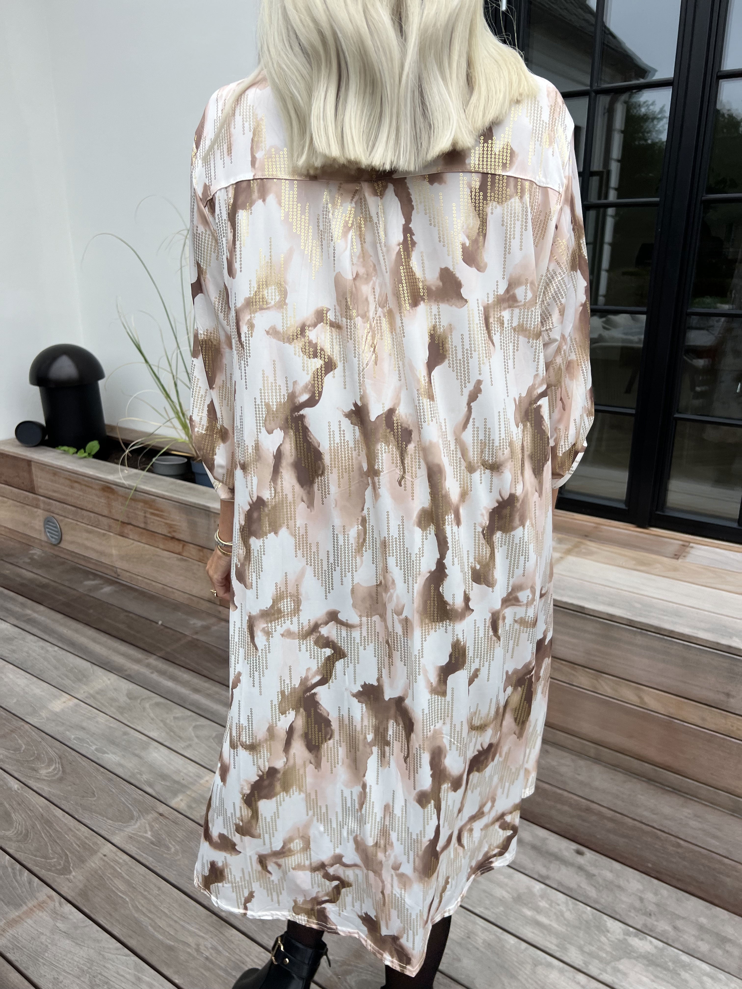 Ebba Batik Long - Elastisk flerfarvet kjole med guld detaljer