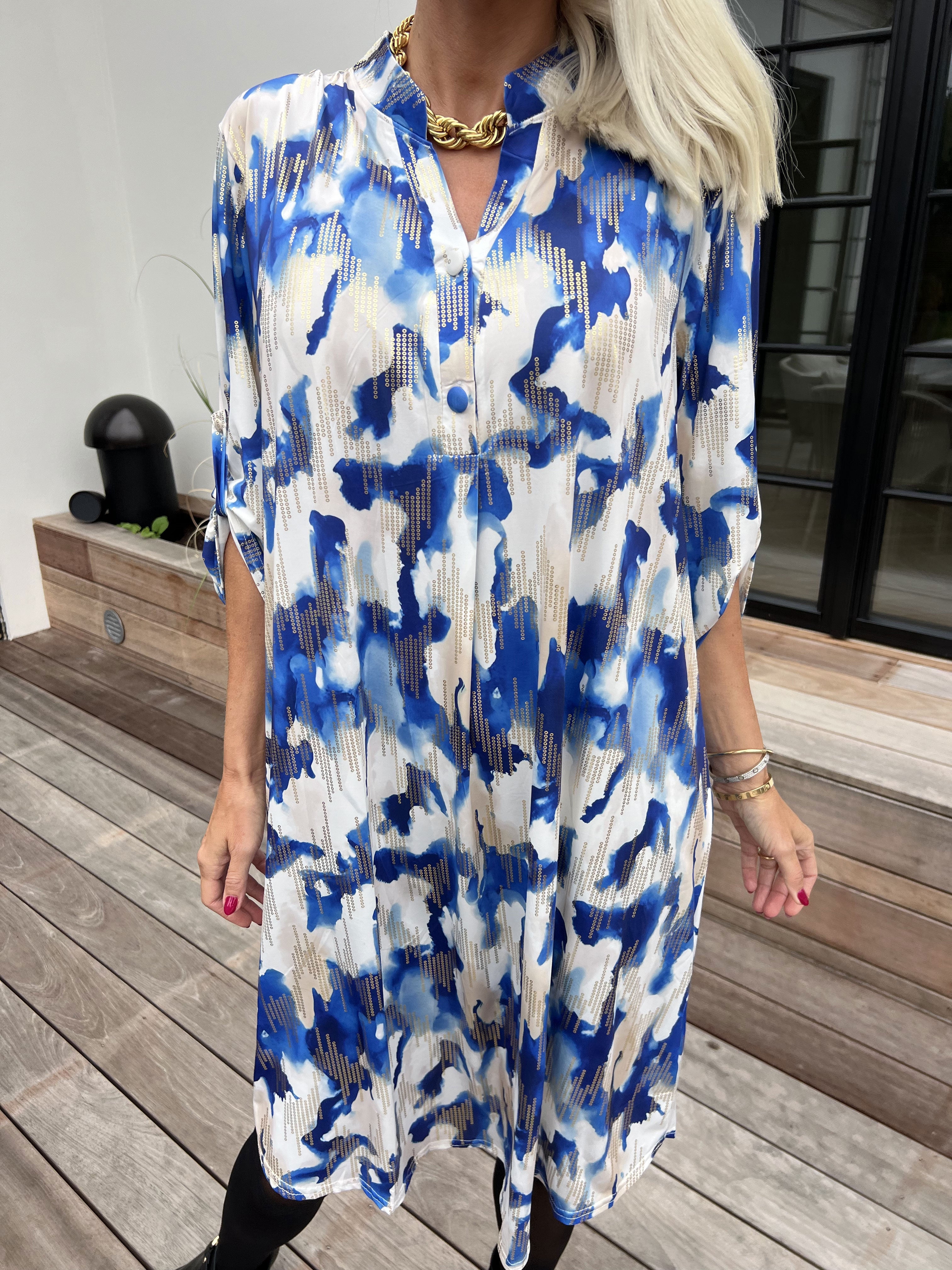 Ebba Batik Long - Elastisk flerfarvet kjole med guld detaljer