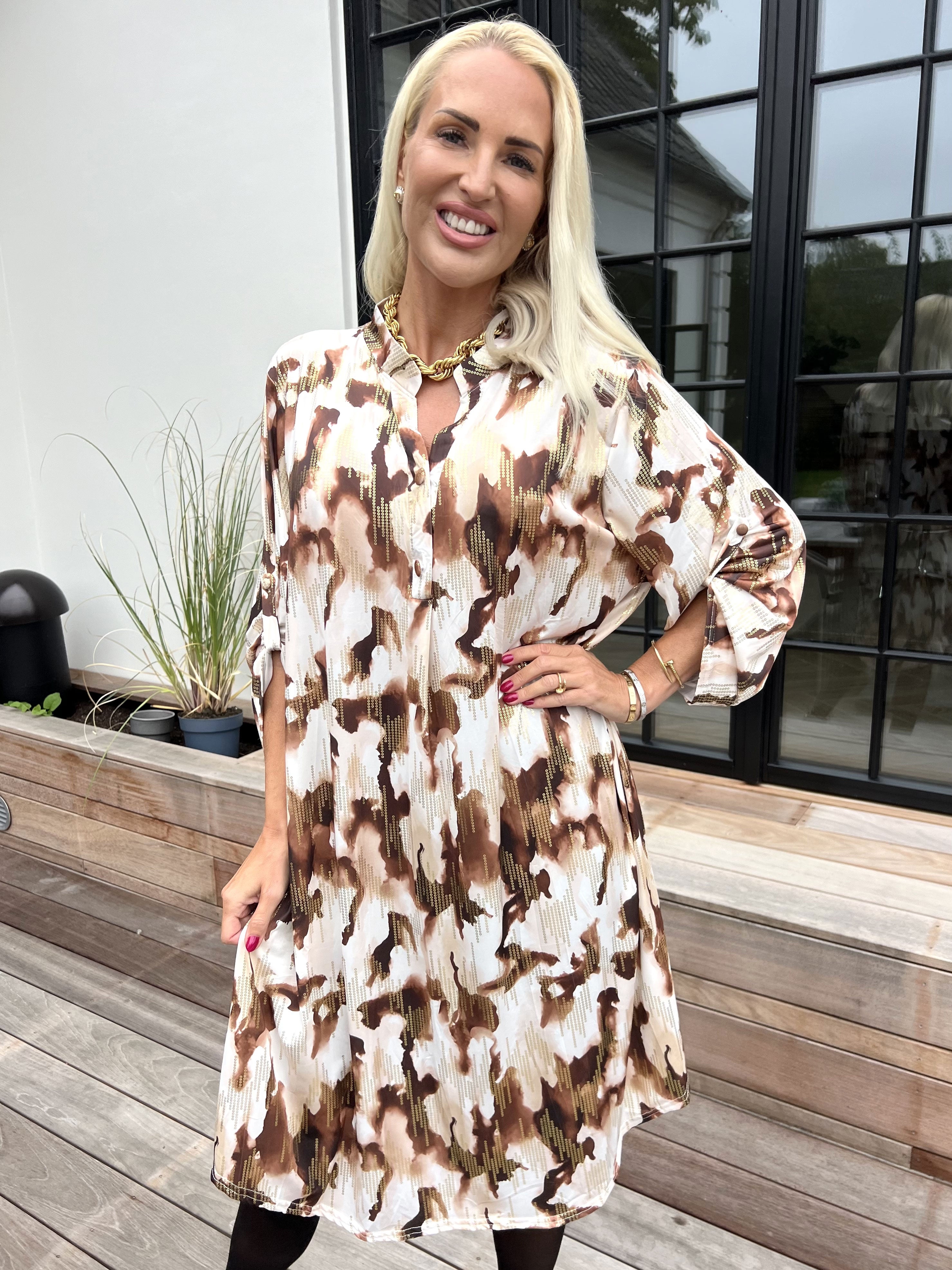 Ebba Batik Long - Elastisk flerfarvet kjole med guld detaljer