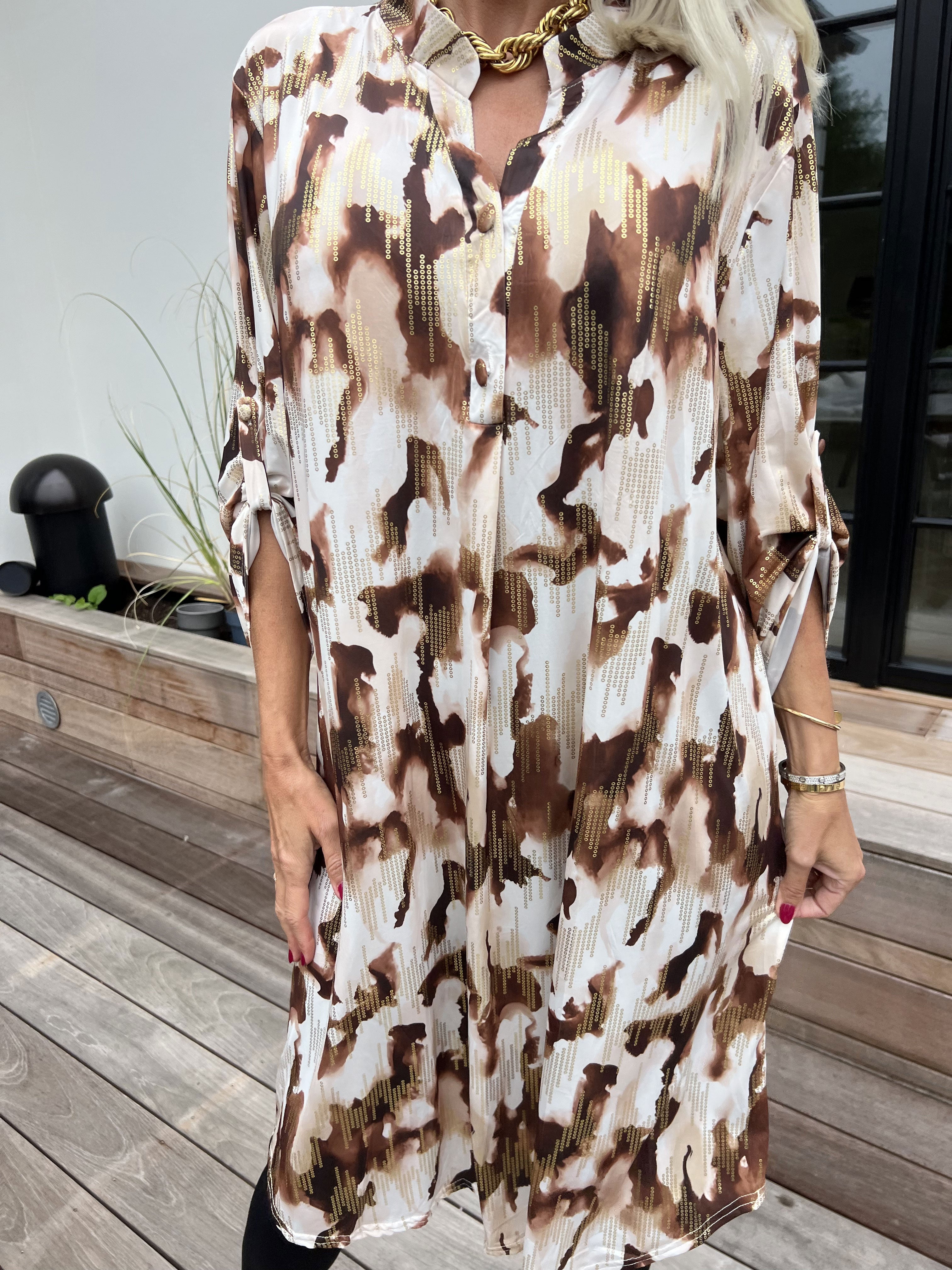 Ebba Batik Long - Elastisk flerfarvet kjole med guld detaljer