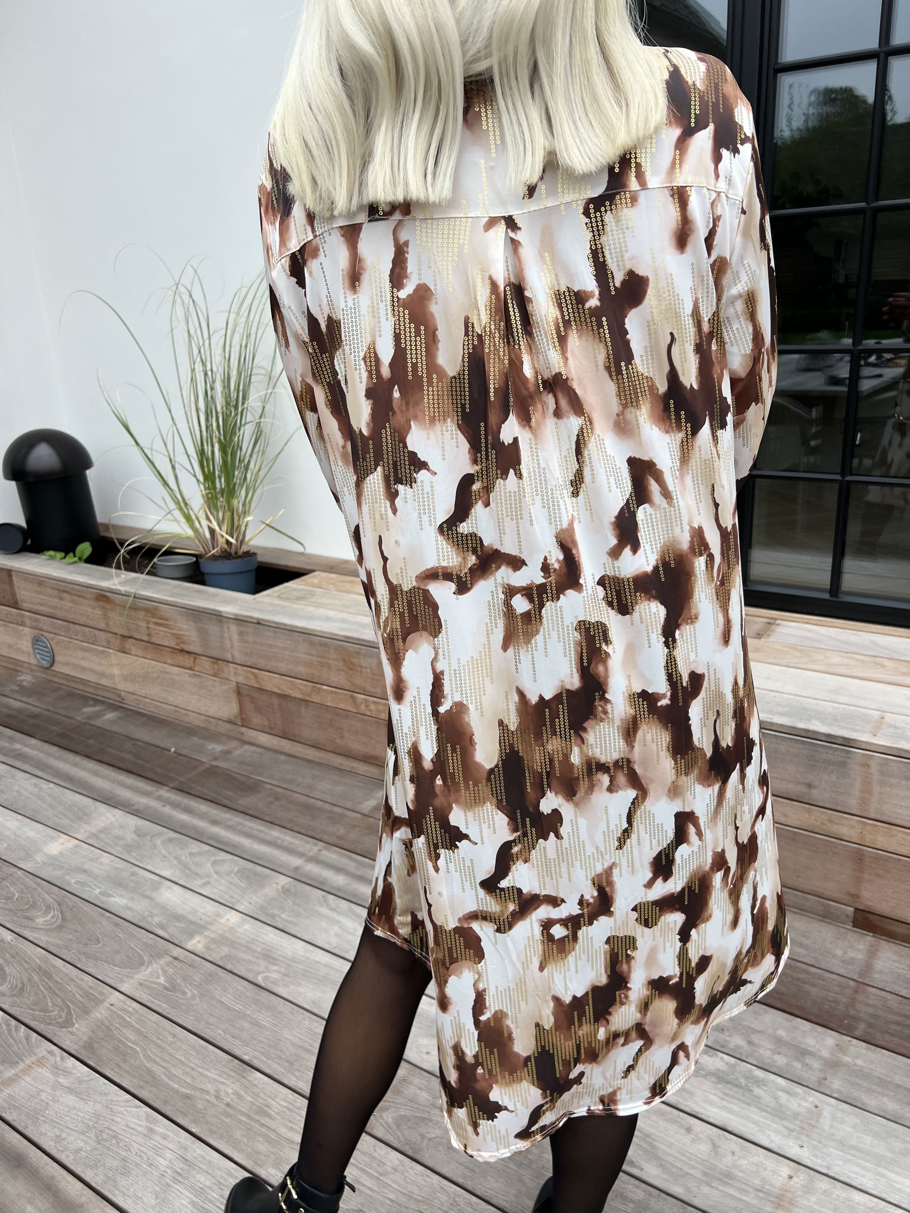 Ebba Batik Long - Elastisk flerfarvet kjole med guld detaljer
