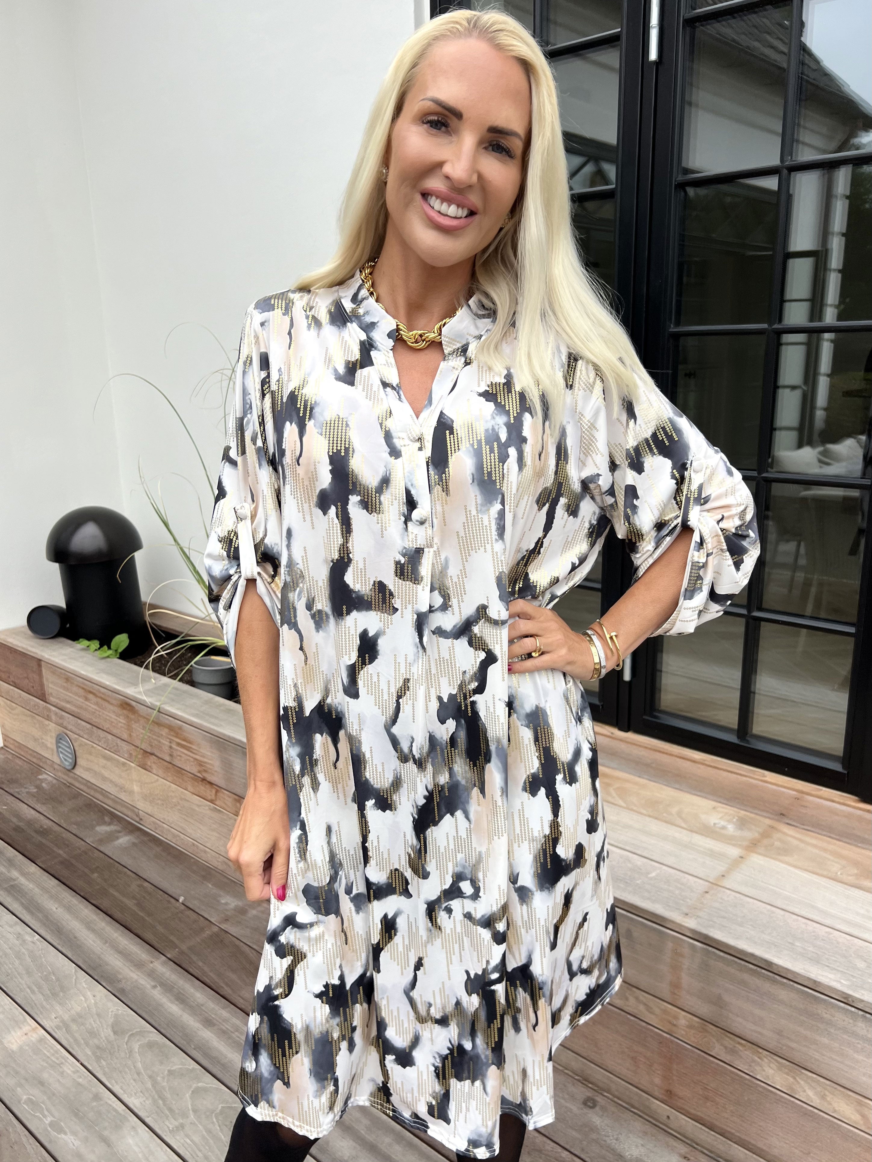 Ebba Batik Long - Elastisk flerfarvet kjole med guld detaljer