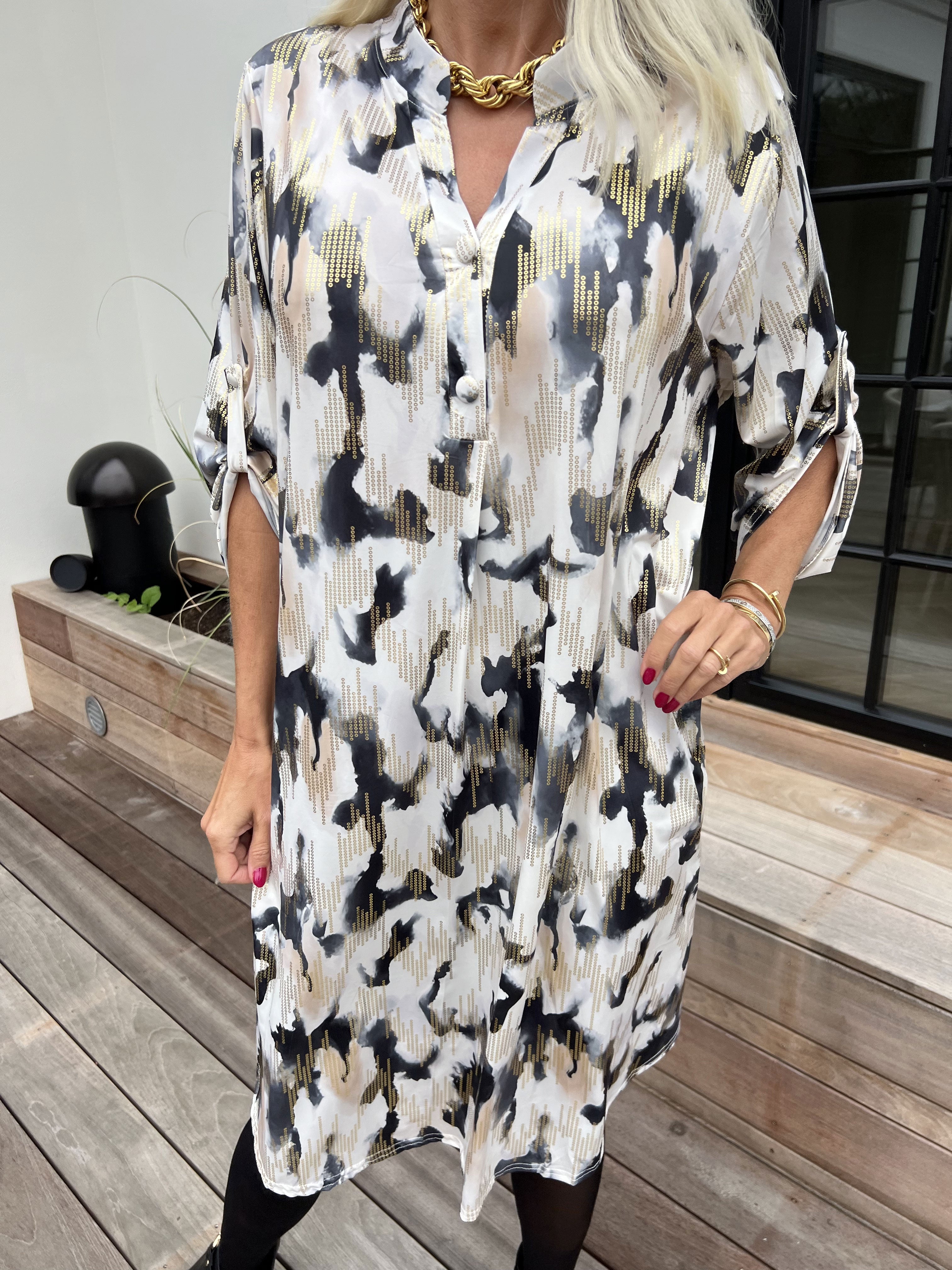 Ebba Batik Long - Elastisk flerfarvet kjole med guld detaljer