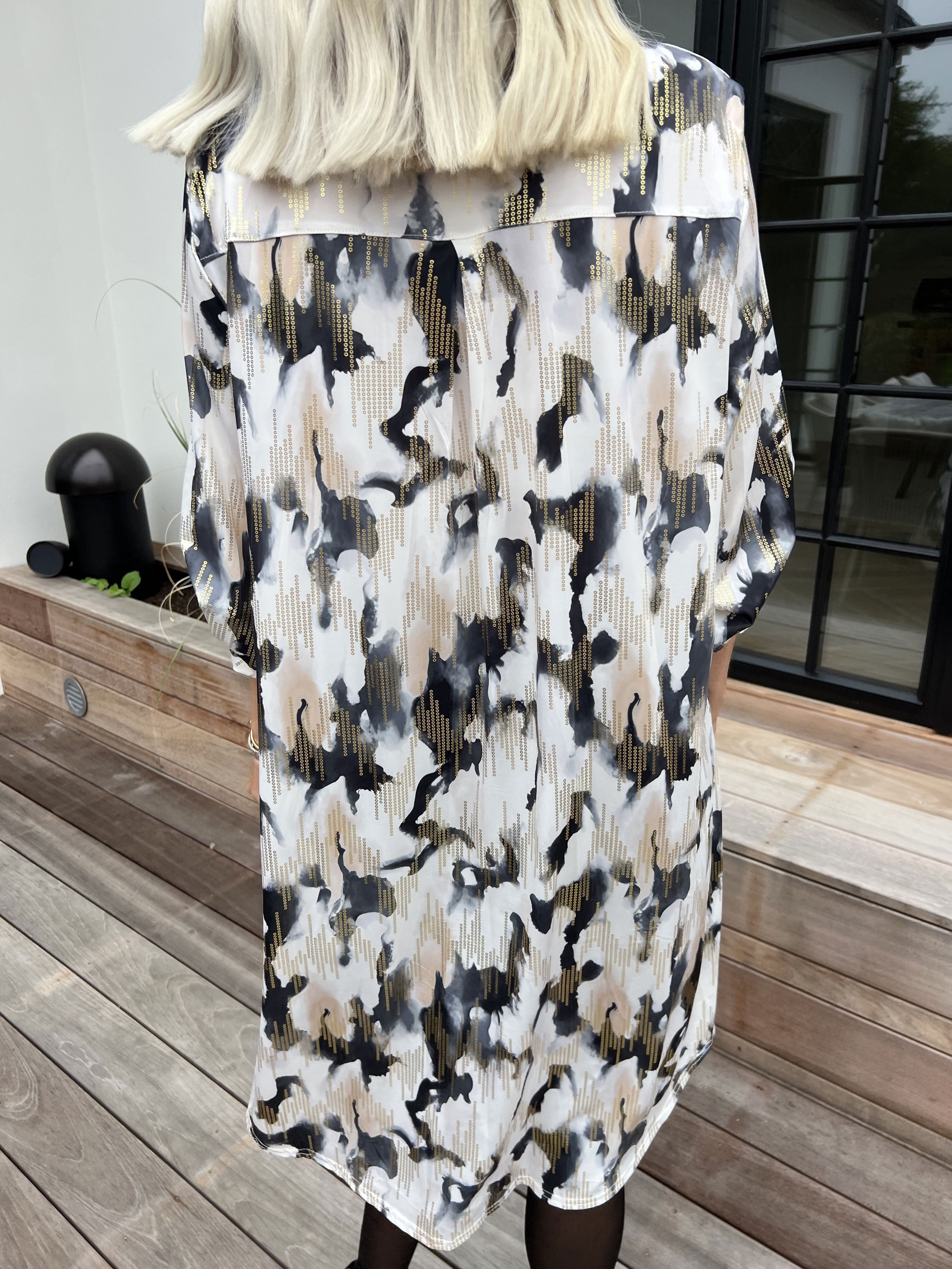 Ebba Batik Long - Elastisk flerfarvet kjole med guld detaljer