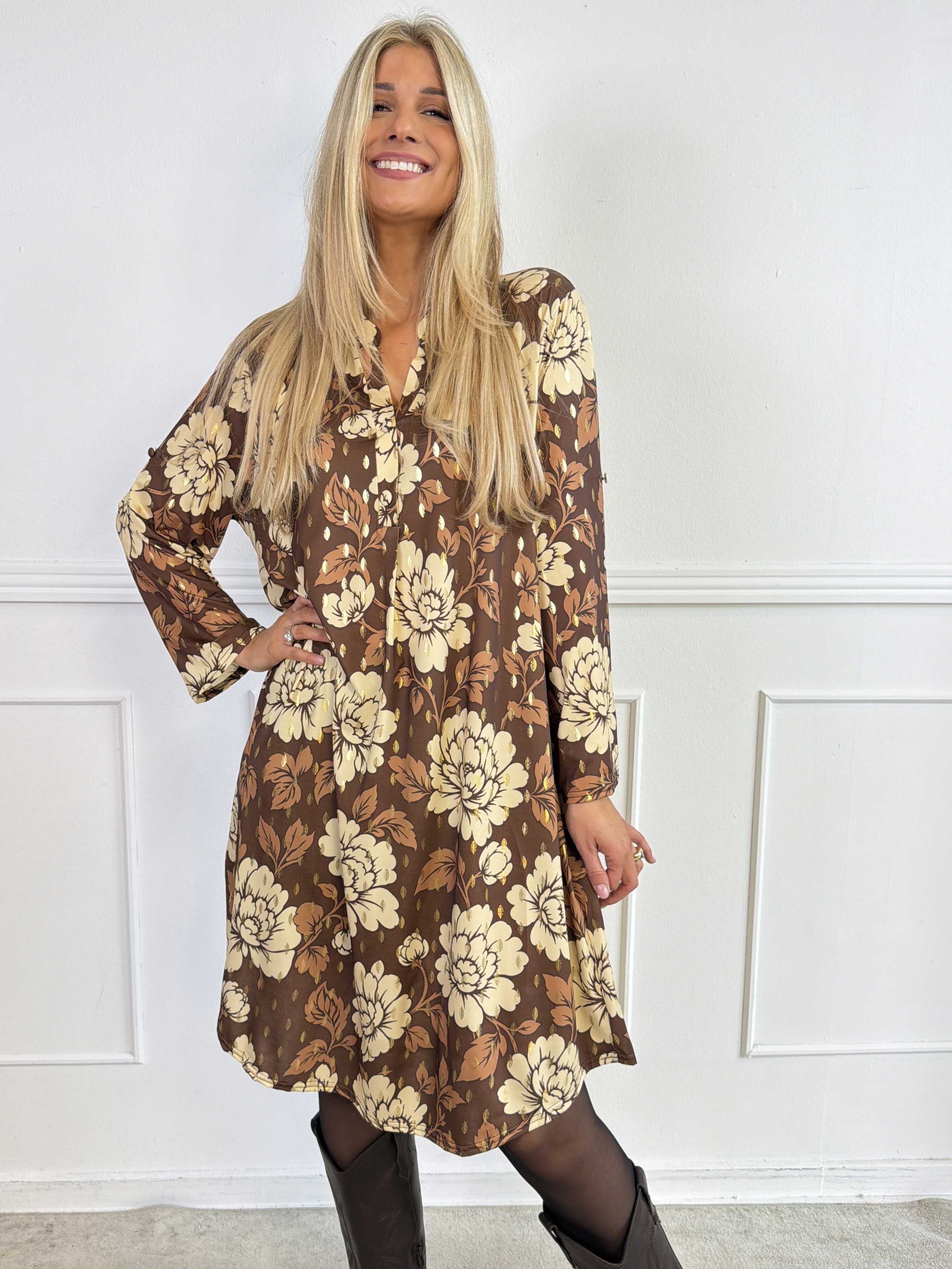 Ebba Bloom - Elastisk kjole i et krølfrit stof med blomstermotiv og små gulddetaljer