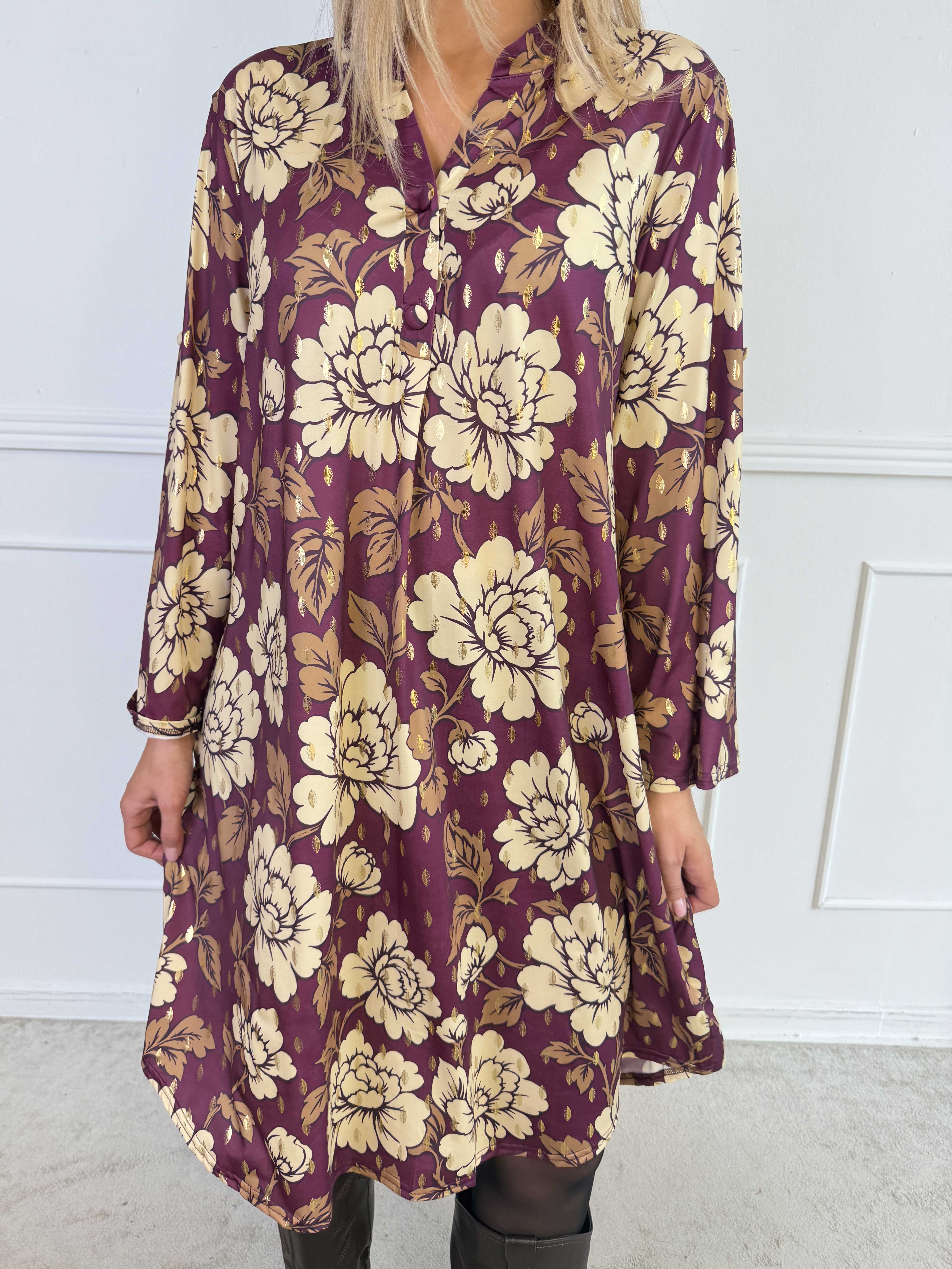Ebba Bloom - Plus size kjole i et krølfrit stof med blomstermotiv og små gulddetaljer