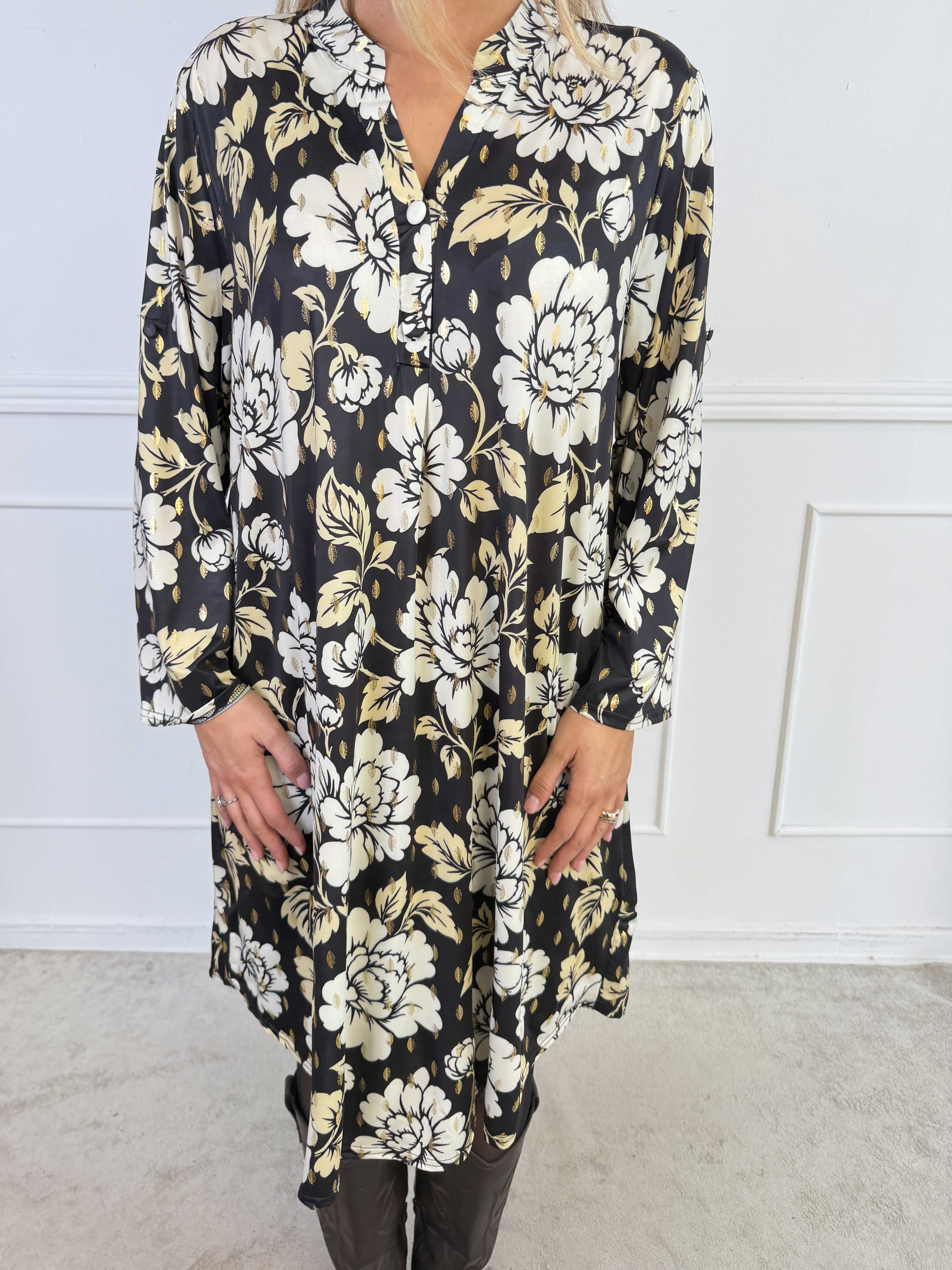 Ebba Bloom - Plus size kjole i et krølfrit stof med blomstermotiv og små gulddetaljer