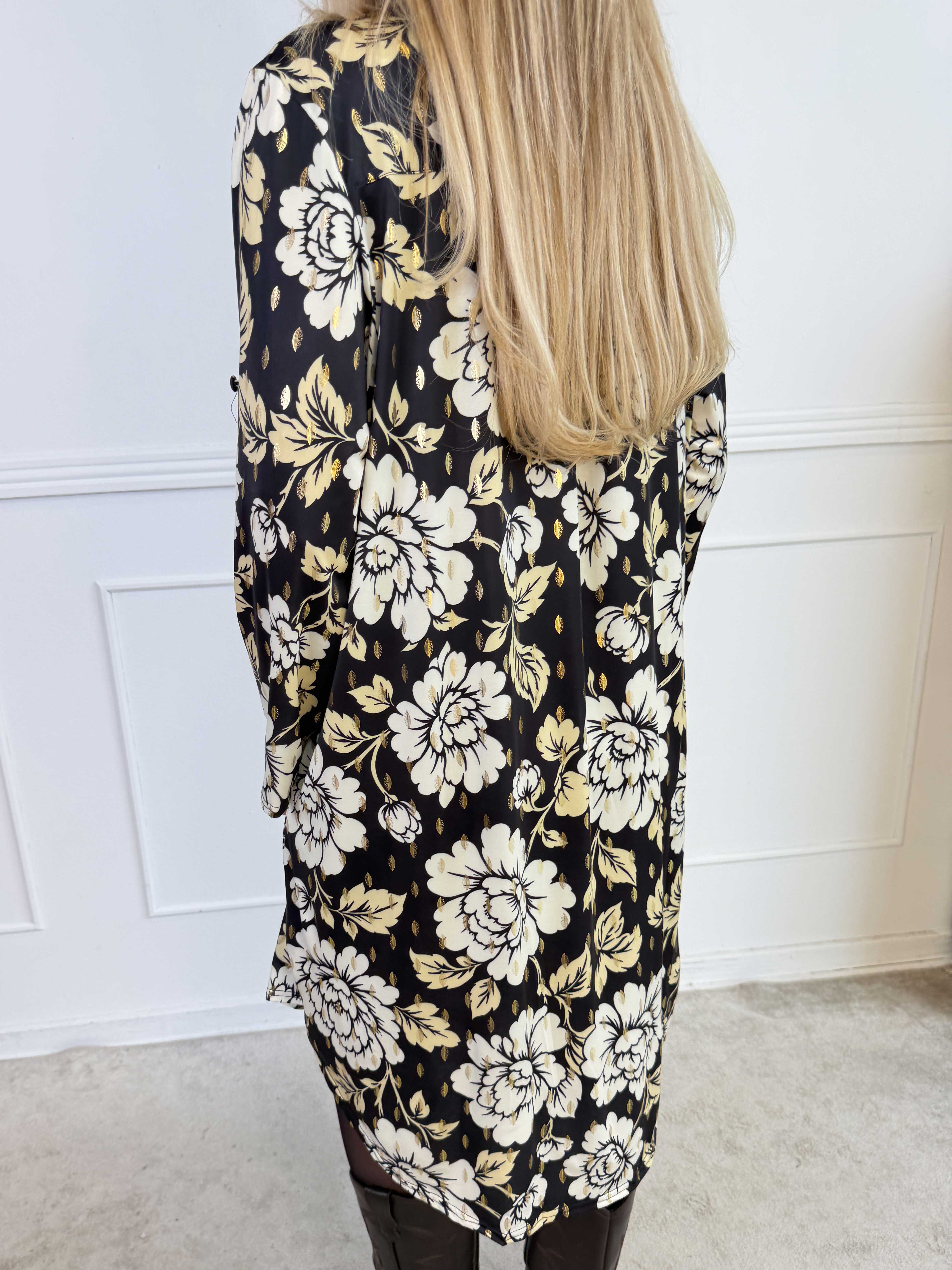 Ebba Bloom - Elastisk kjole i et krølfrit stof med blomstermotiv og små gulddetaljer