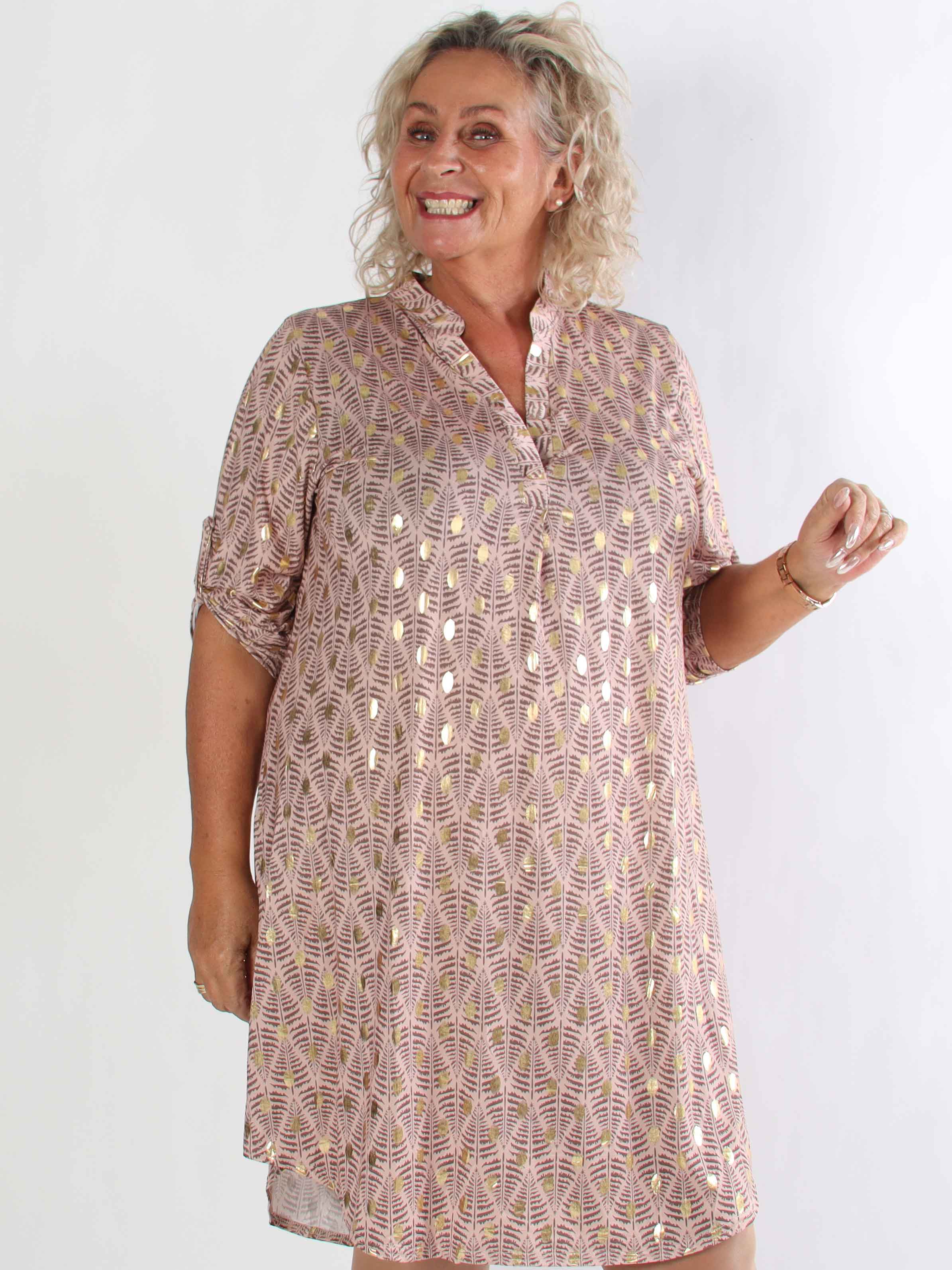 Ebba Forest Gold Long - Plus size kjole med fint bladmønster og guld dutter