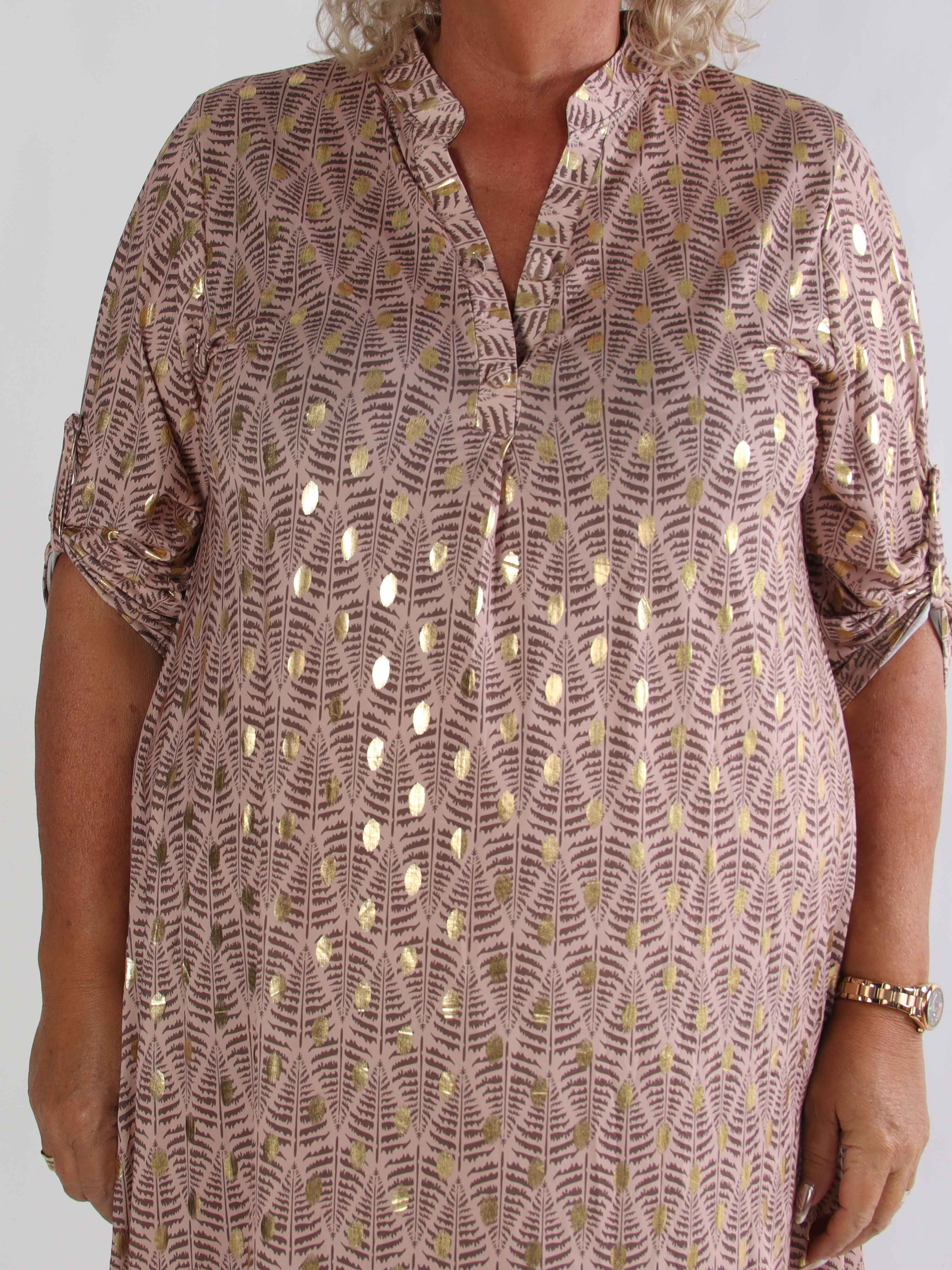 Ebba Forest Gold Long - Plus size kjole med fint bladmønster og guld dutter