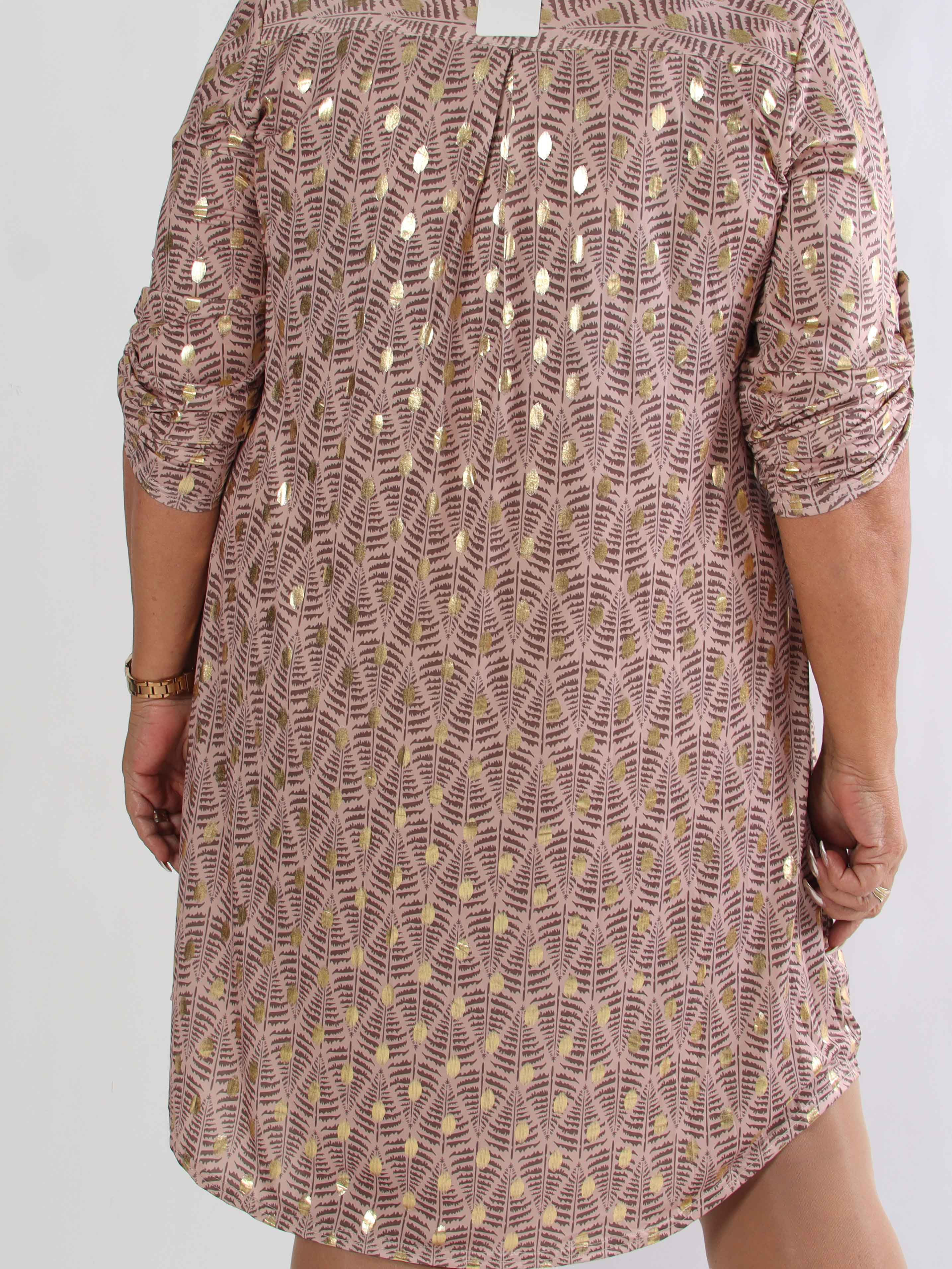 Ebba Forest Gold Long - Plus size kjole med fint bladmønster og guld dutter