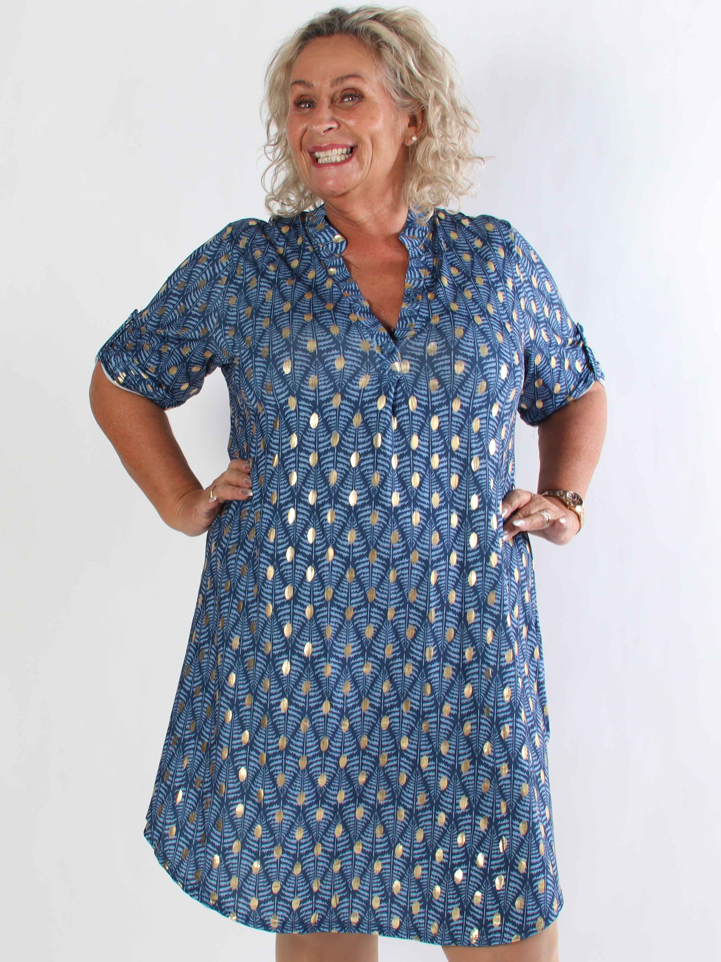 Ebba Forest Gold Long - Plus size kjole med fint bladmønster og guld dutter