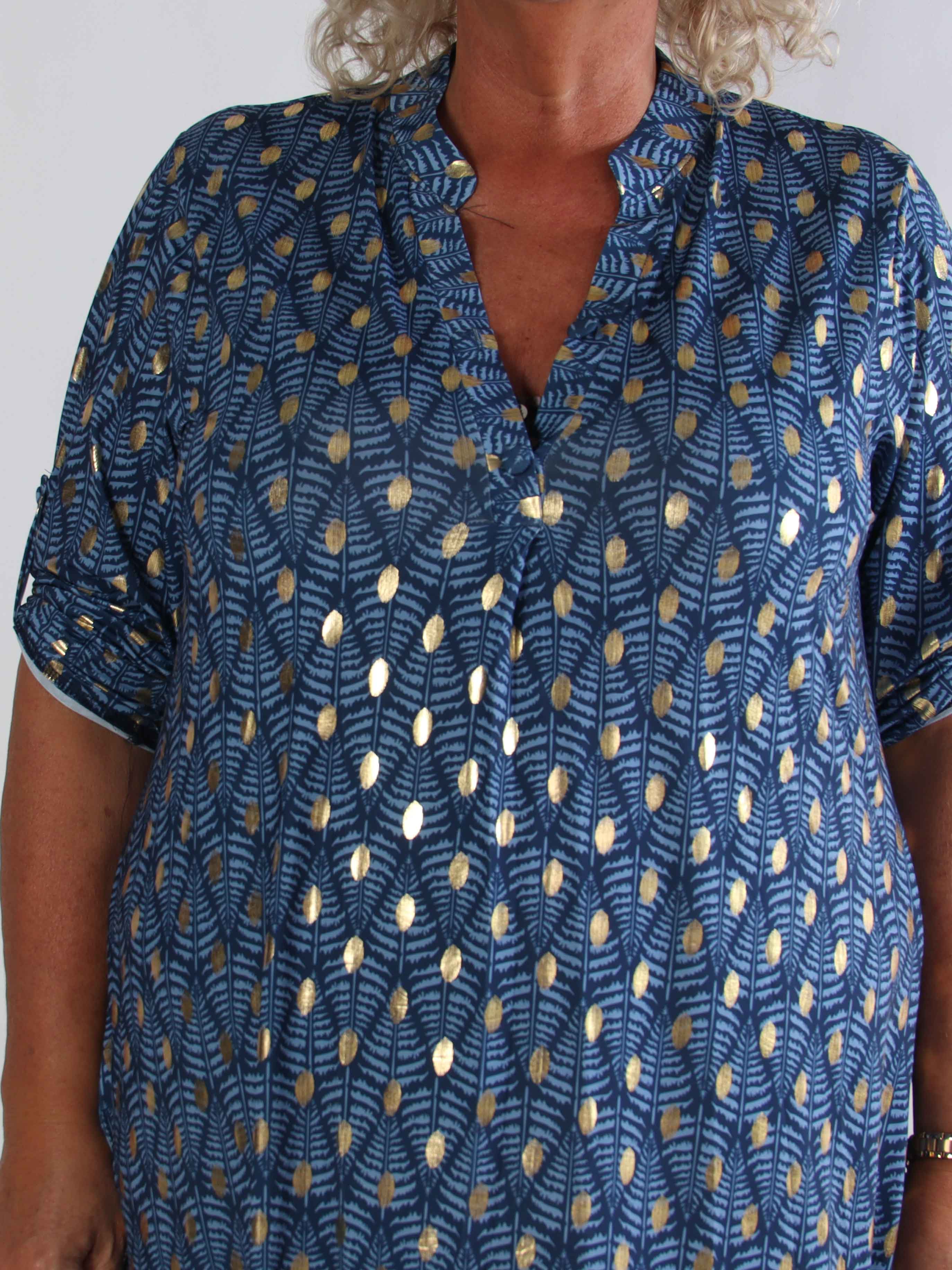 Ebba Forest Gold Long - Plus size kjole med fint bladmønster og guld dutter