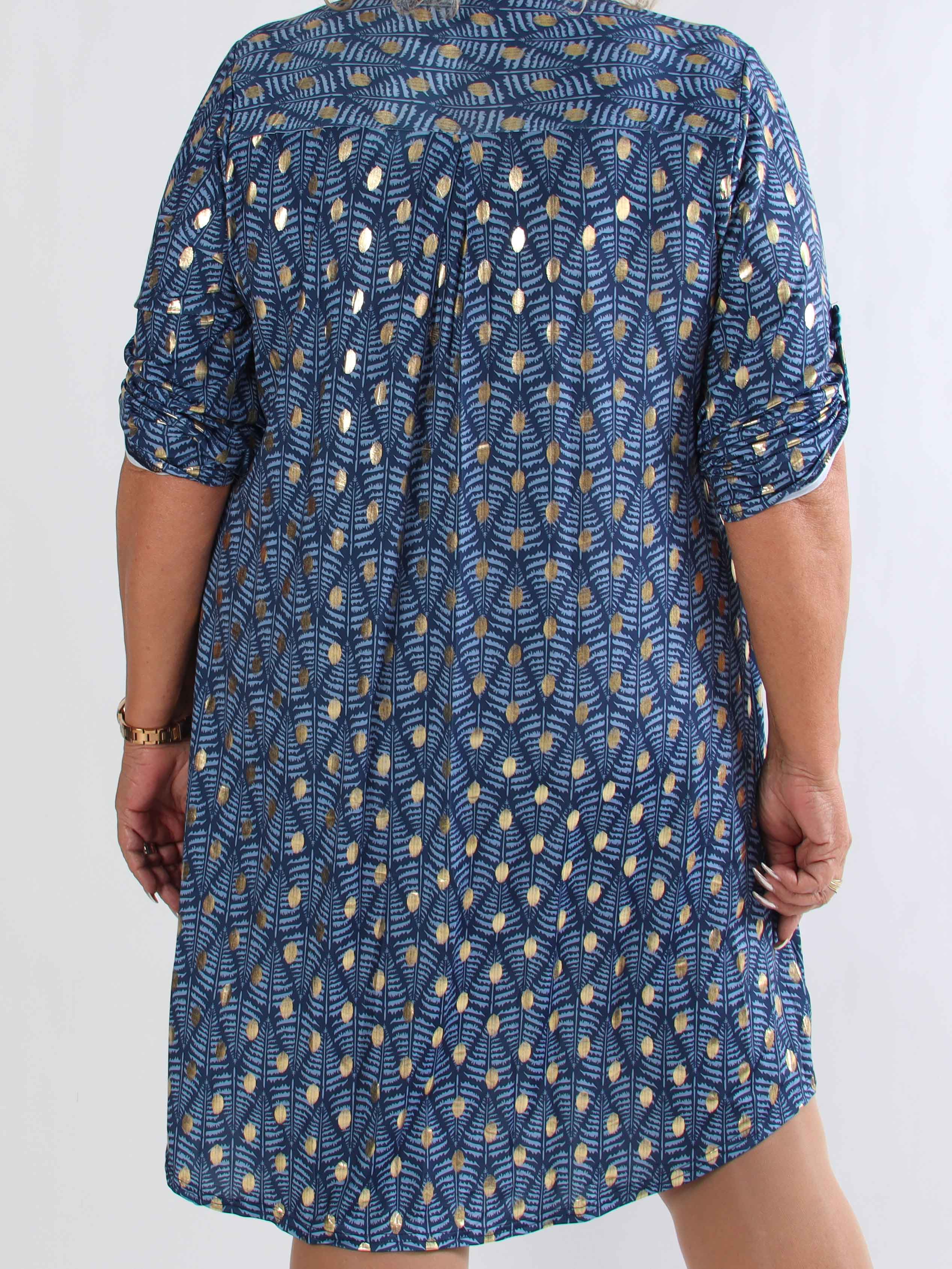 Ebba Forest Gold Long - Plus size kjole med fint bladmønster og guld dutter