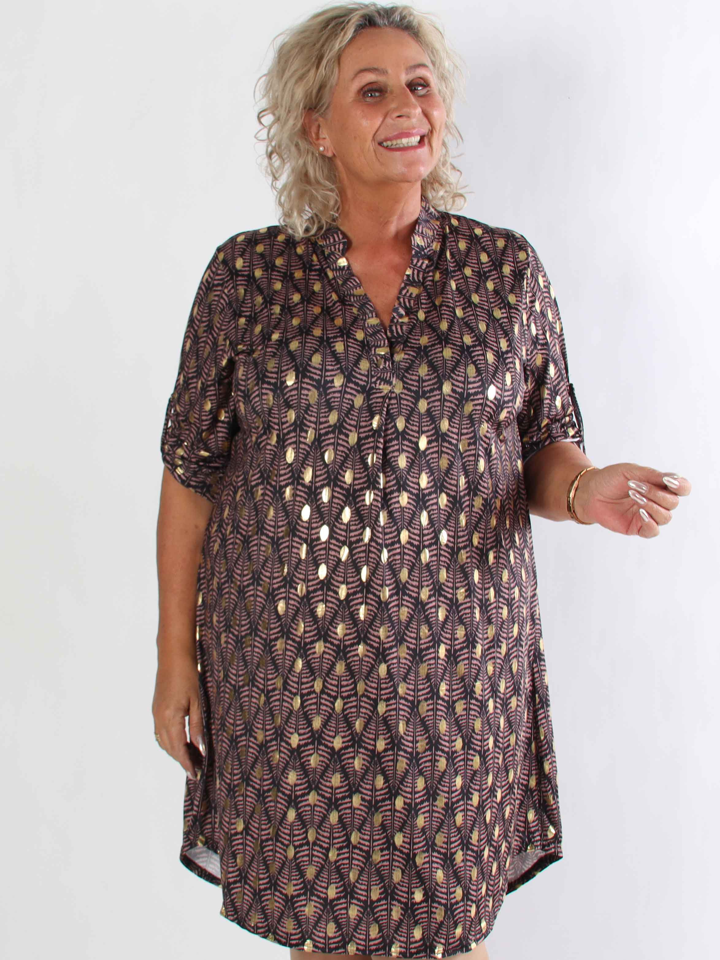 Ebba Forest Gold Long - Plus size kjole med fint bladmønster og guld dutter