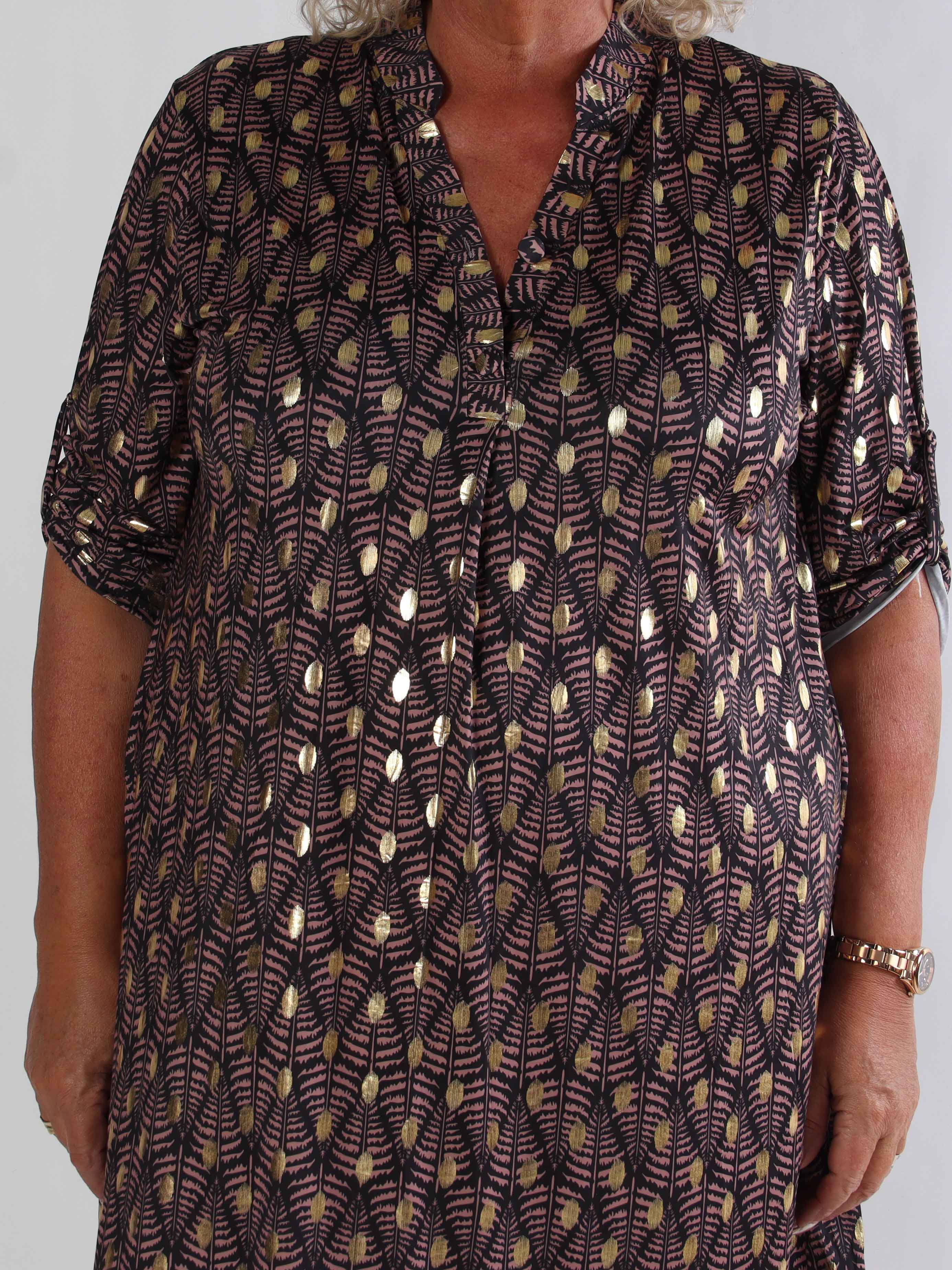 Ebba Forest Gold Long - Plus size kjole med fint bladmønster og guld dutter