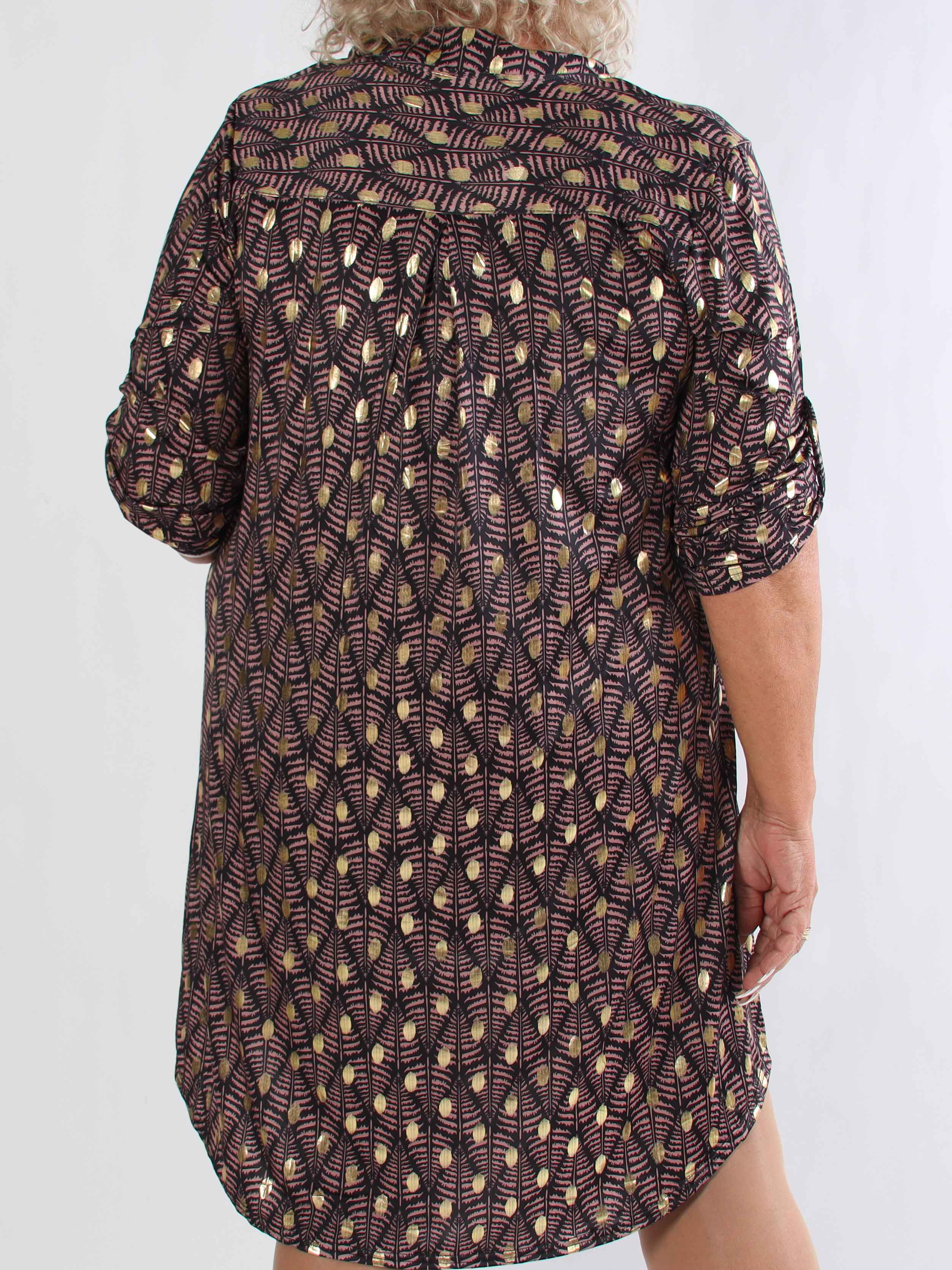 Ebba Forest Gold Long - Plus size kjole med fint bladmønster og guld dutter