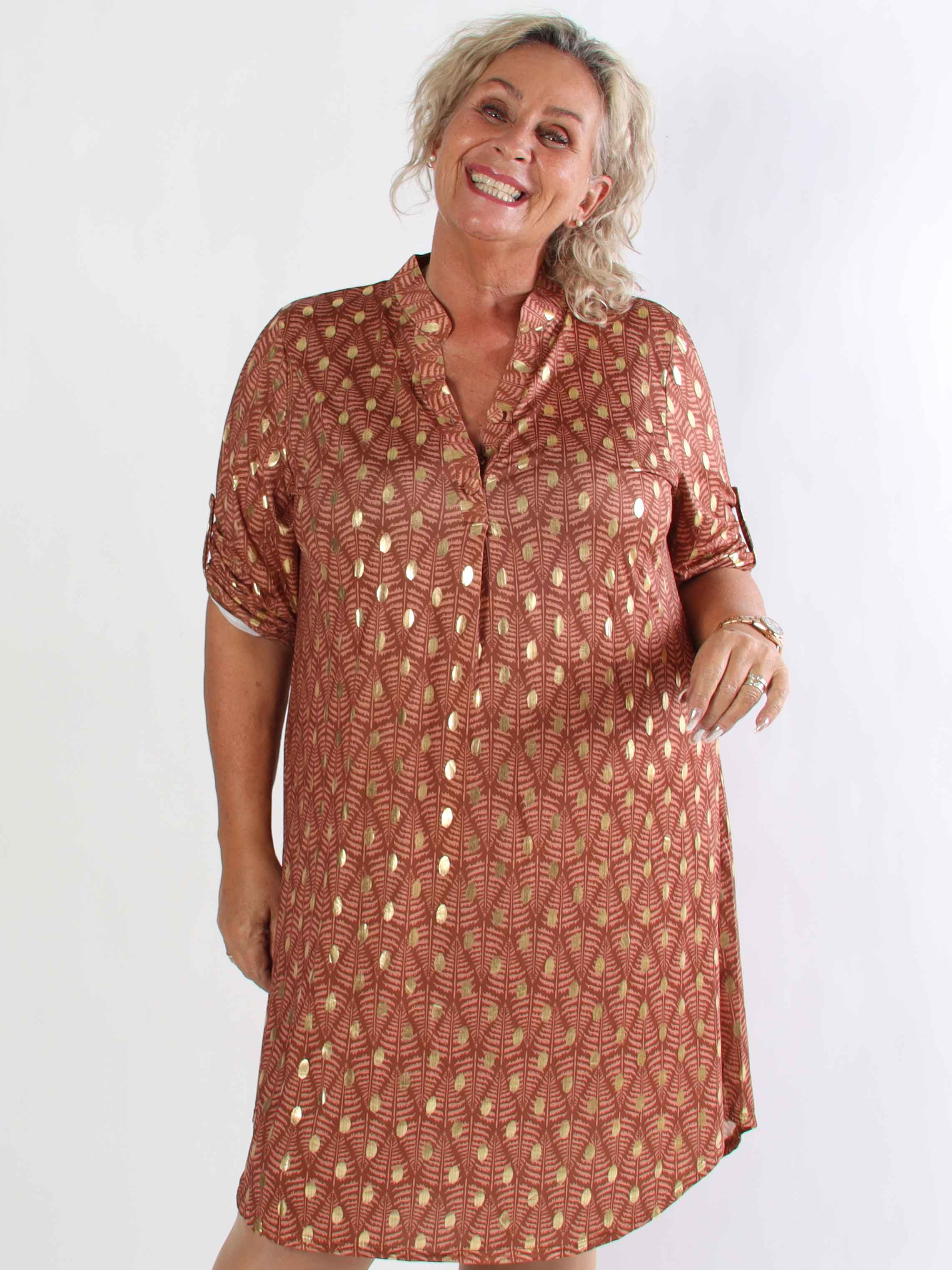 Ebba Forest Gold Long - Plus size kjole med fint bladmønster og guld dutter