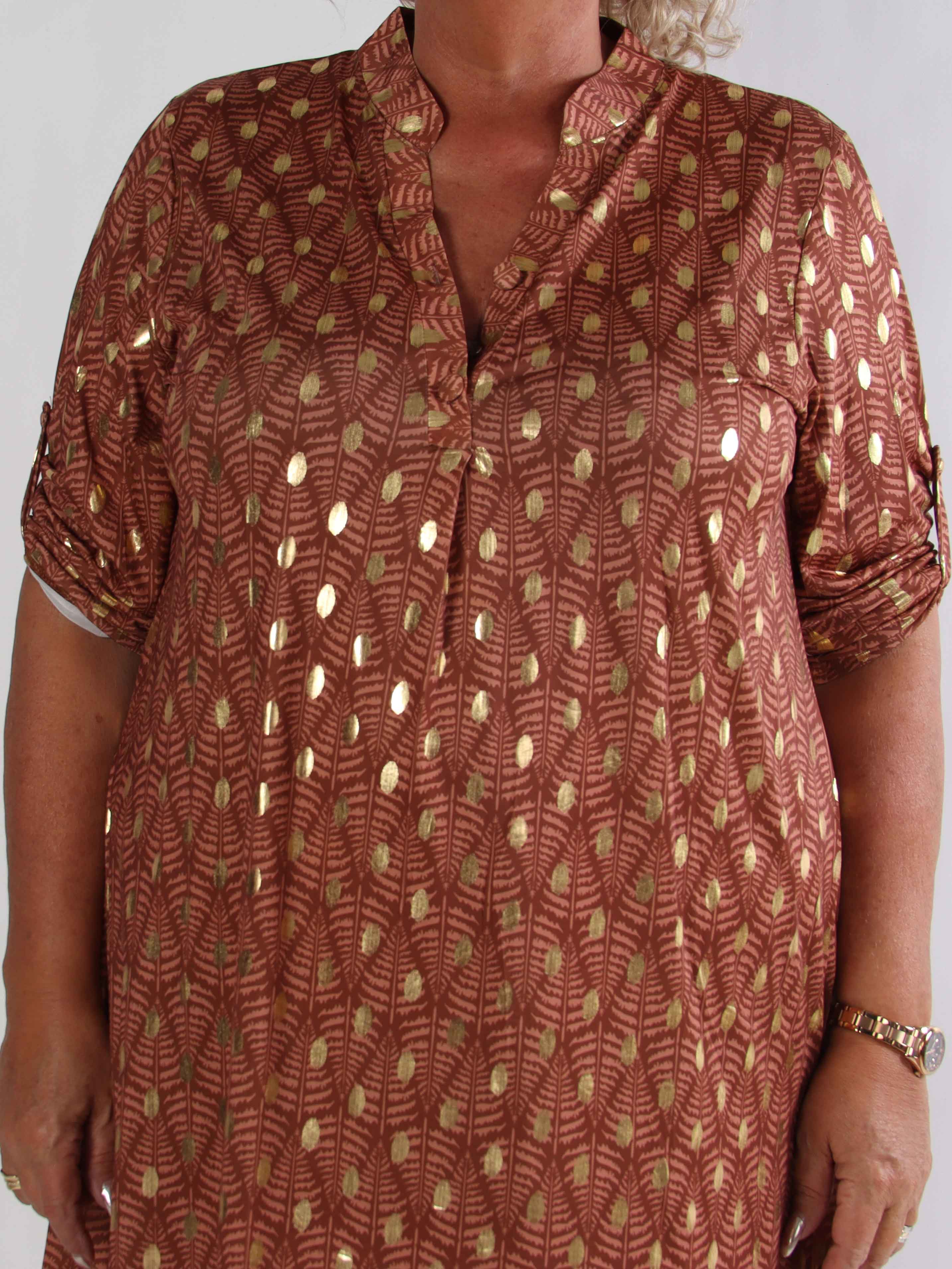 Ebba Forest Gold Long - Plus size kjole med fint bladmønster og guld dutter