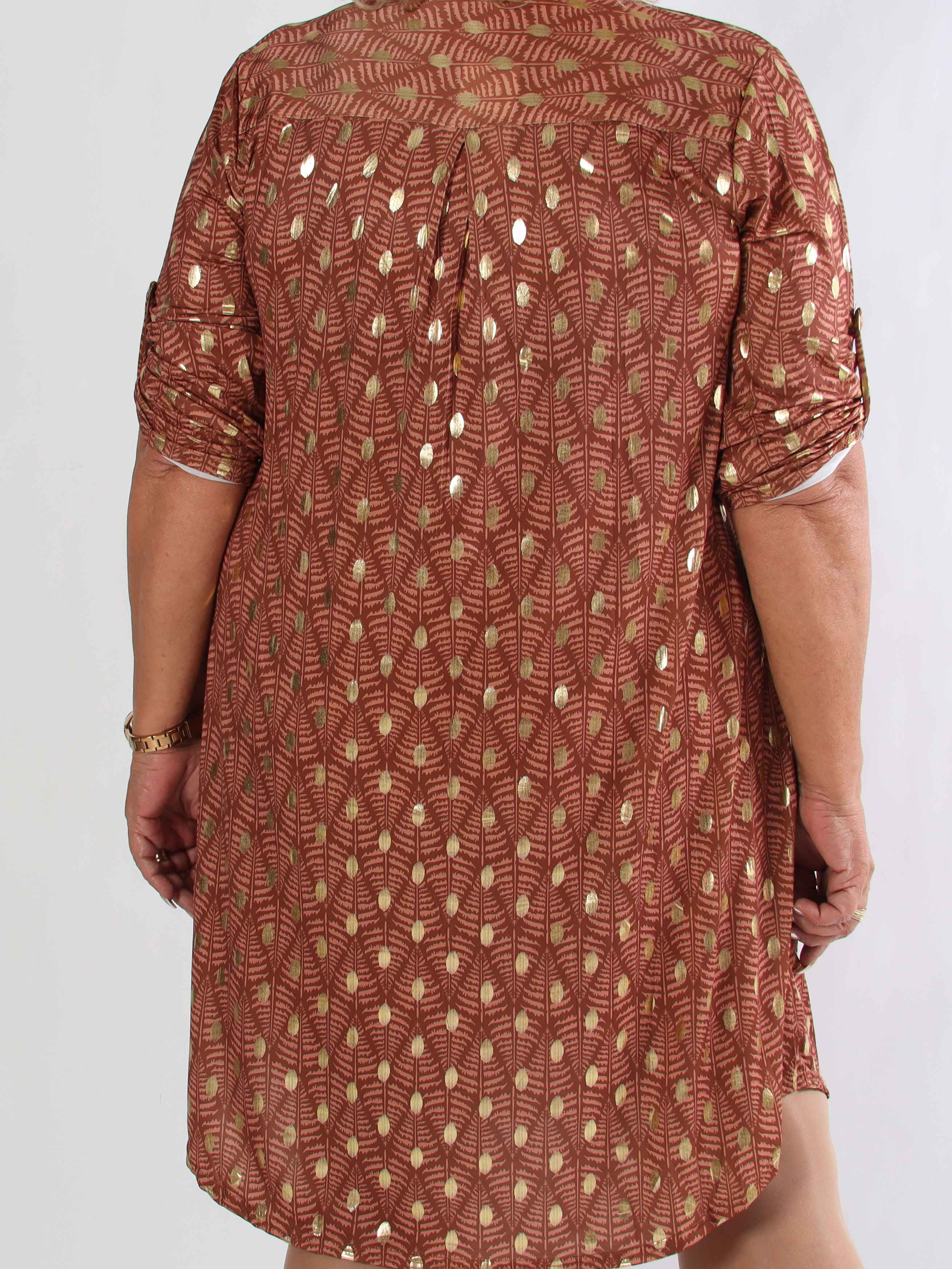 Ebba Forest Gold Long - Plus size kjole med fint bladmønster og guld dutter