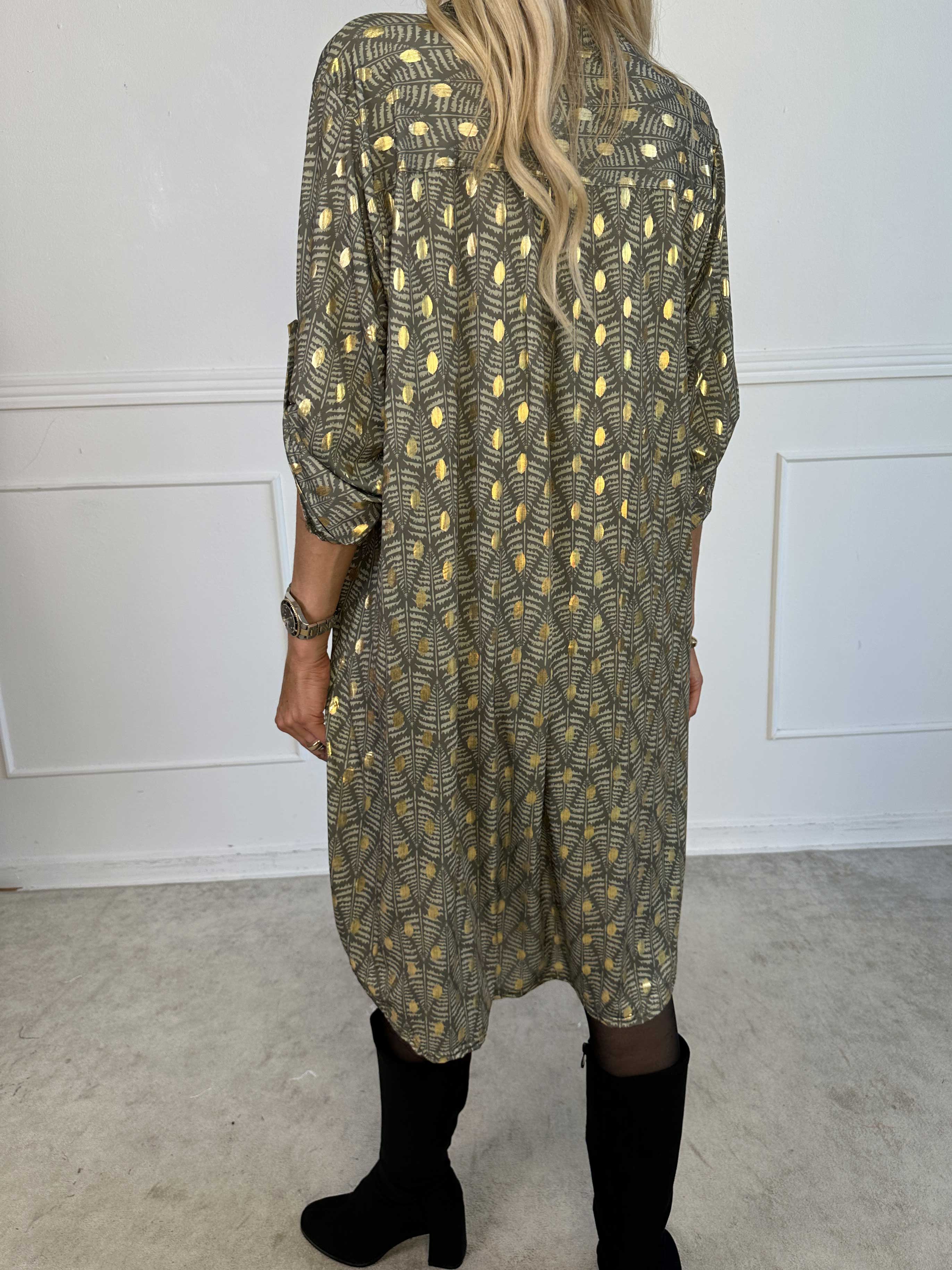 Ebba Forest Gold Long - Elastisk kjole med fint bladmønster og guld dutter