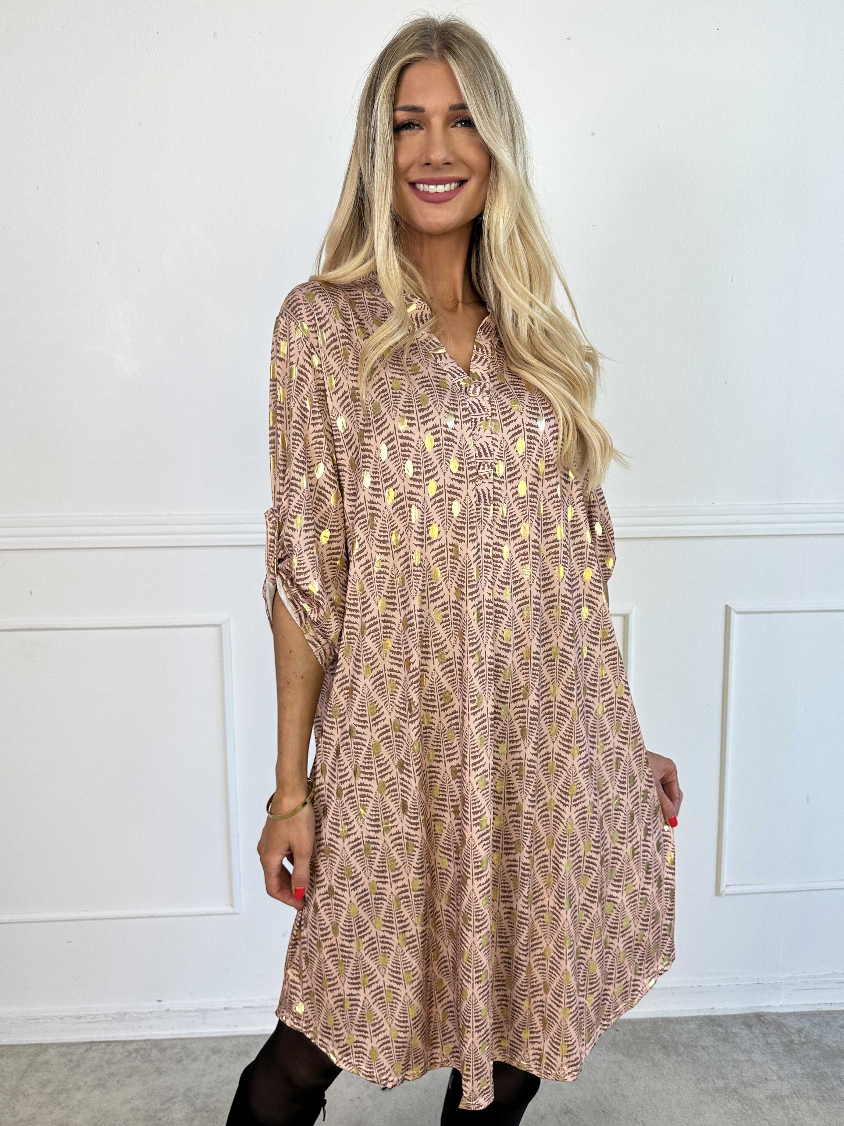 Ebba Forest Gold Long - Elastisk kjole med fint bladmønster og guld dutter