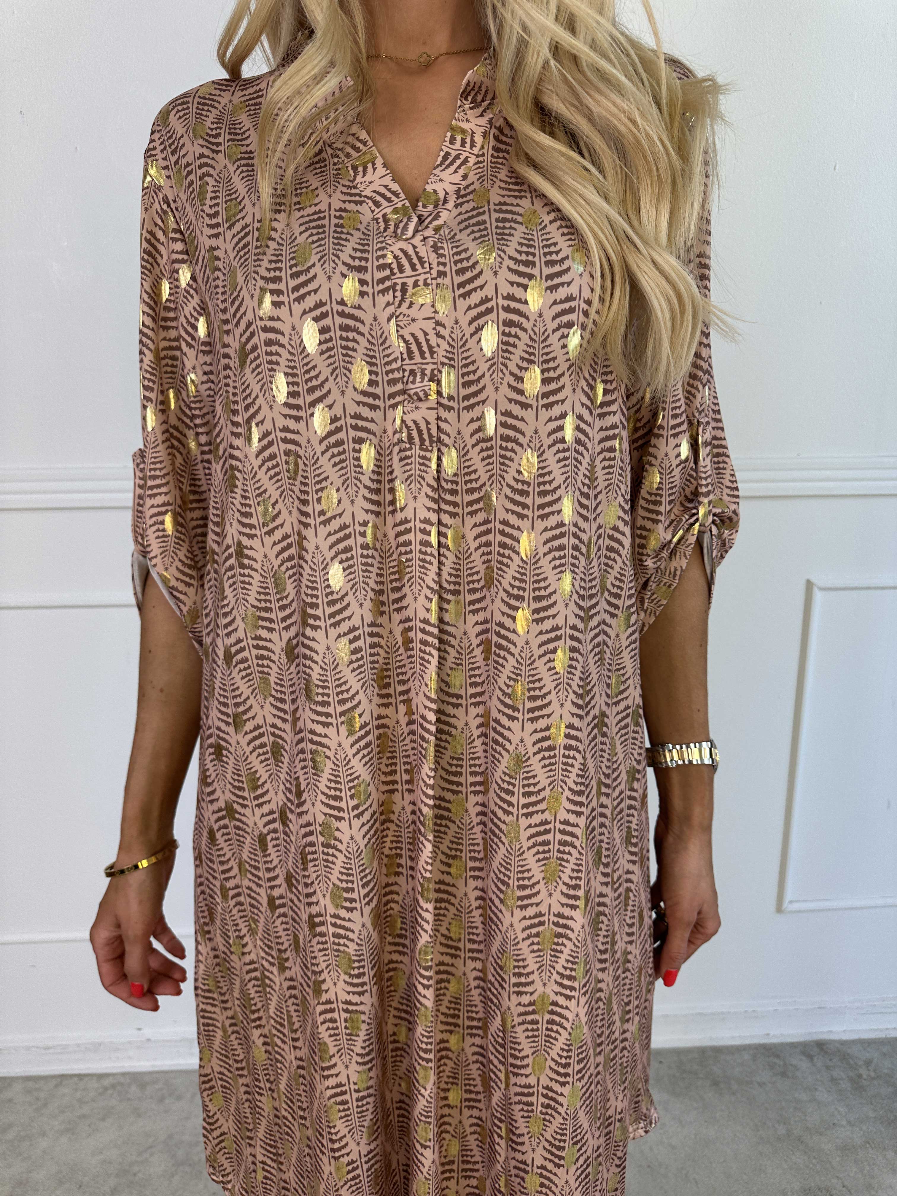 Ebba Forest Gold Long - Elastisk kjole med fint bladmønster og guld dutter