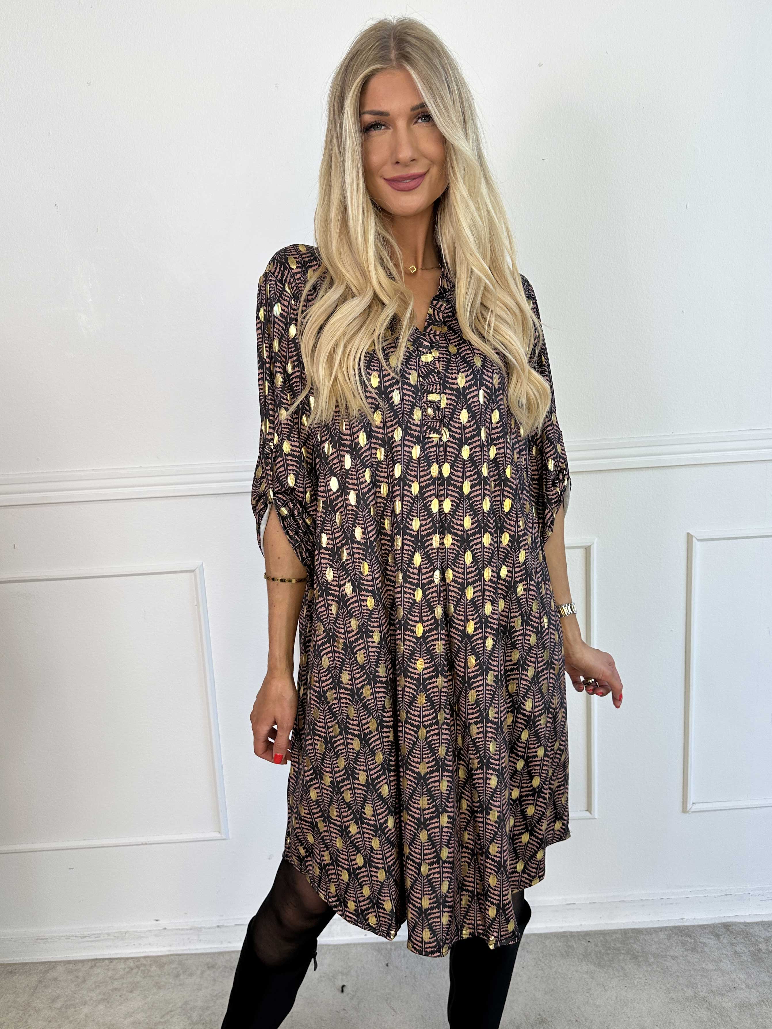 Ebba Forest Gold Long - Elastisk kjole med fint bladmønster og guld dutter