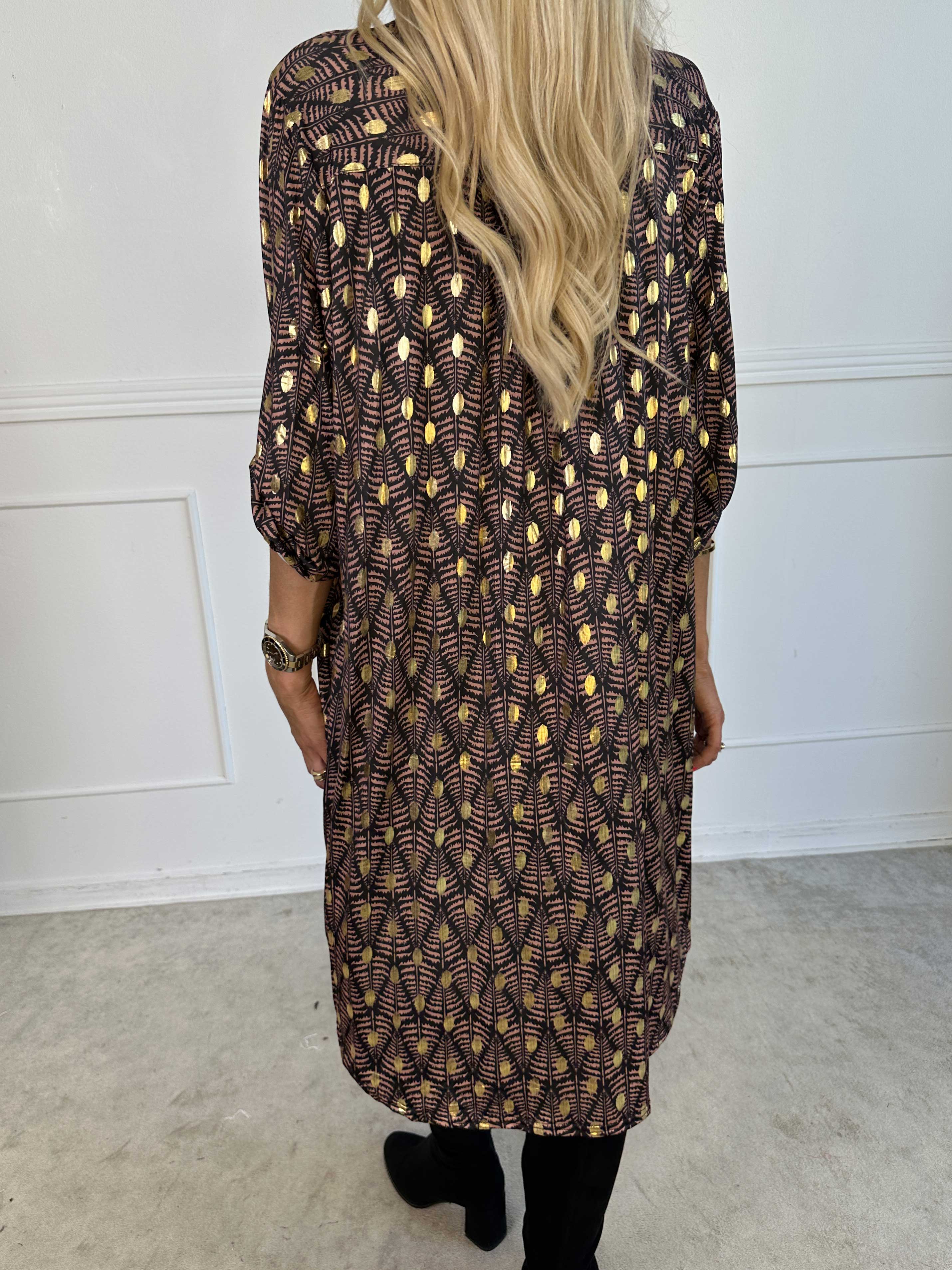 Ebba Forest Gold Long - Elastisk kjole med fint bladmønster og guld dutter