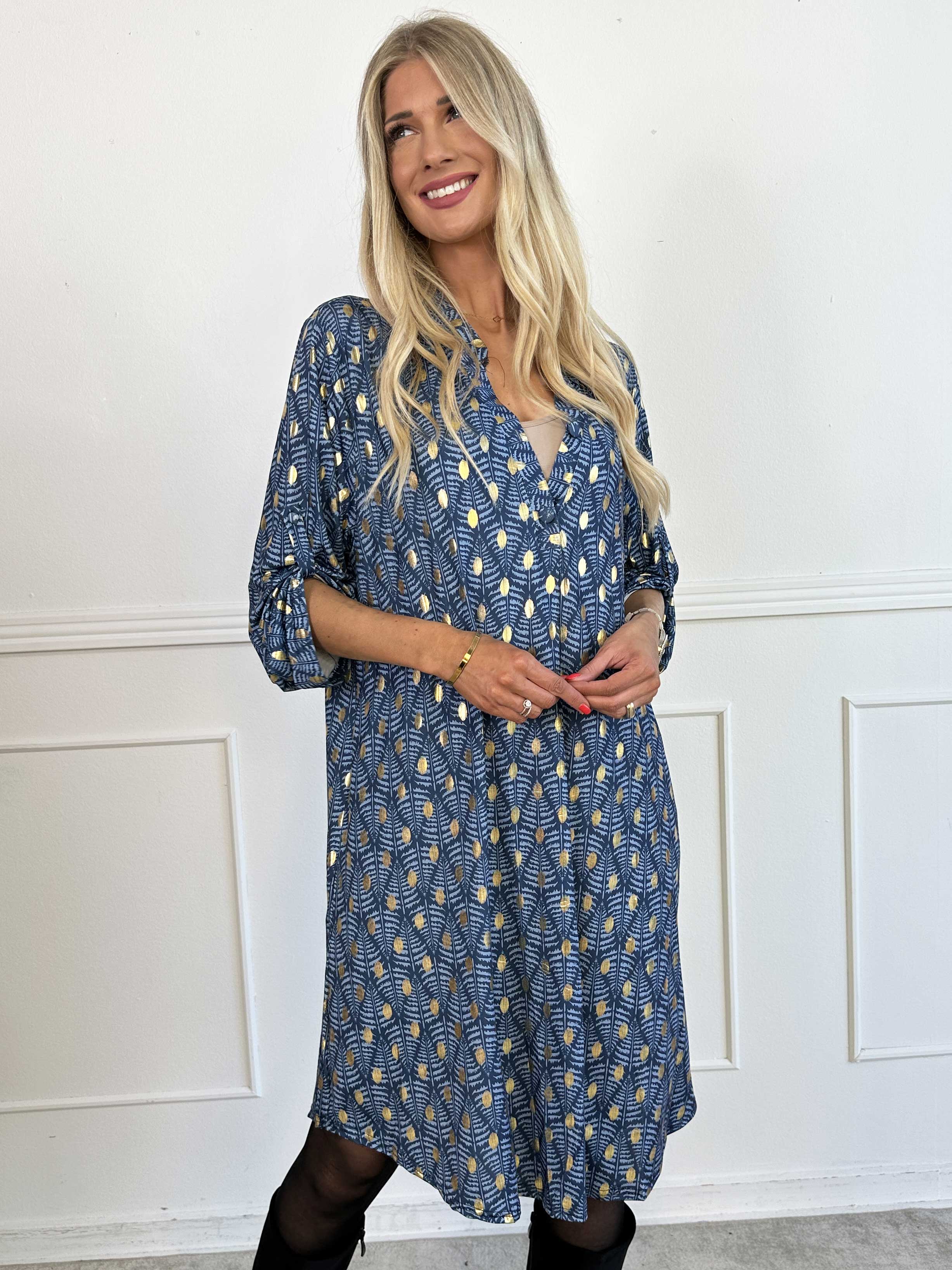 Ebba Forest Gold Long - Elastisk kjole med fint bladmønster og guld dutter