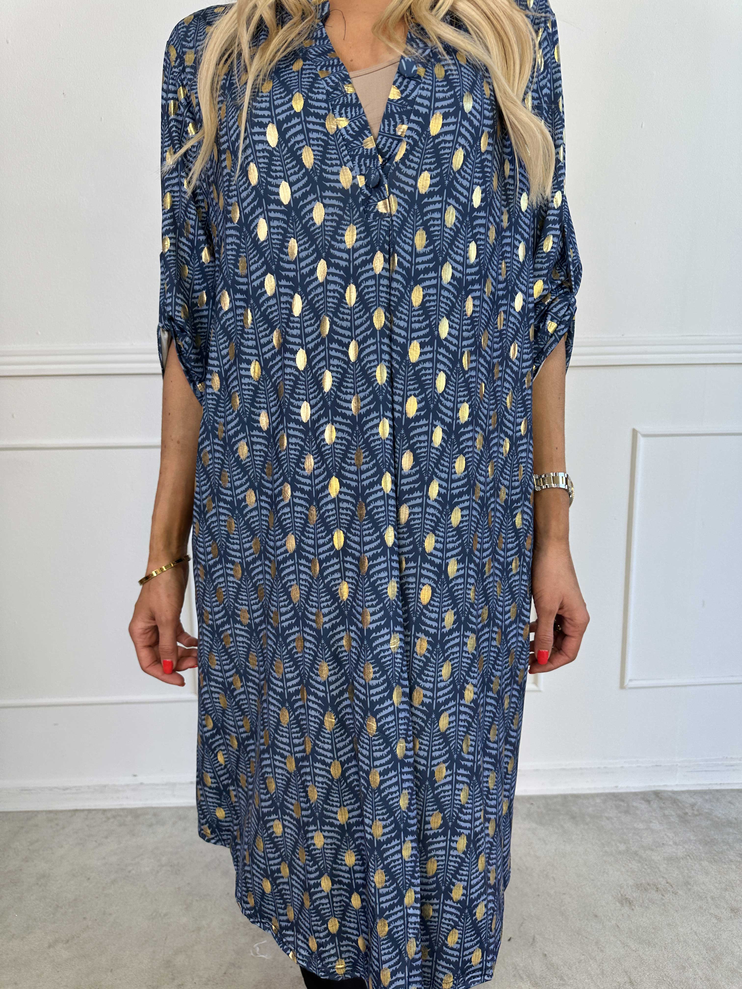 Ebba Forest Gold Long - Elastisk kjole med fint bladmønster og guld dutter