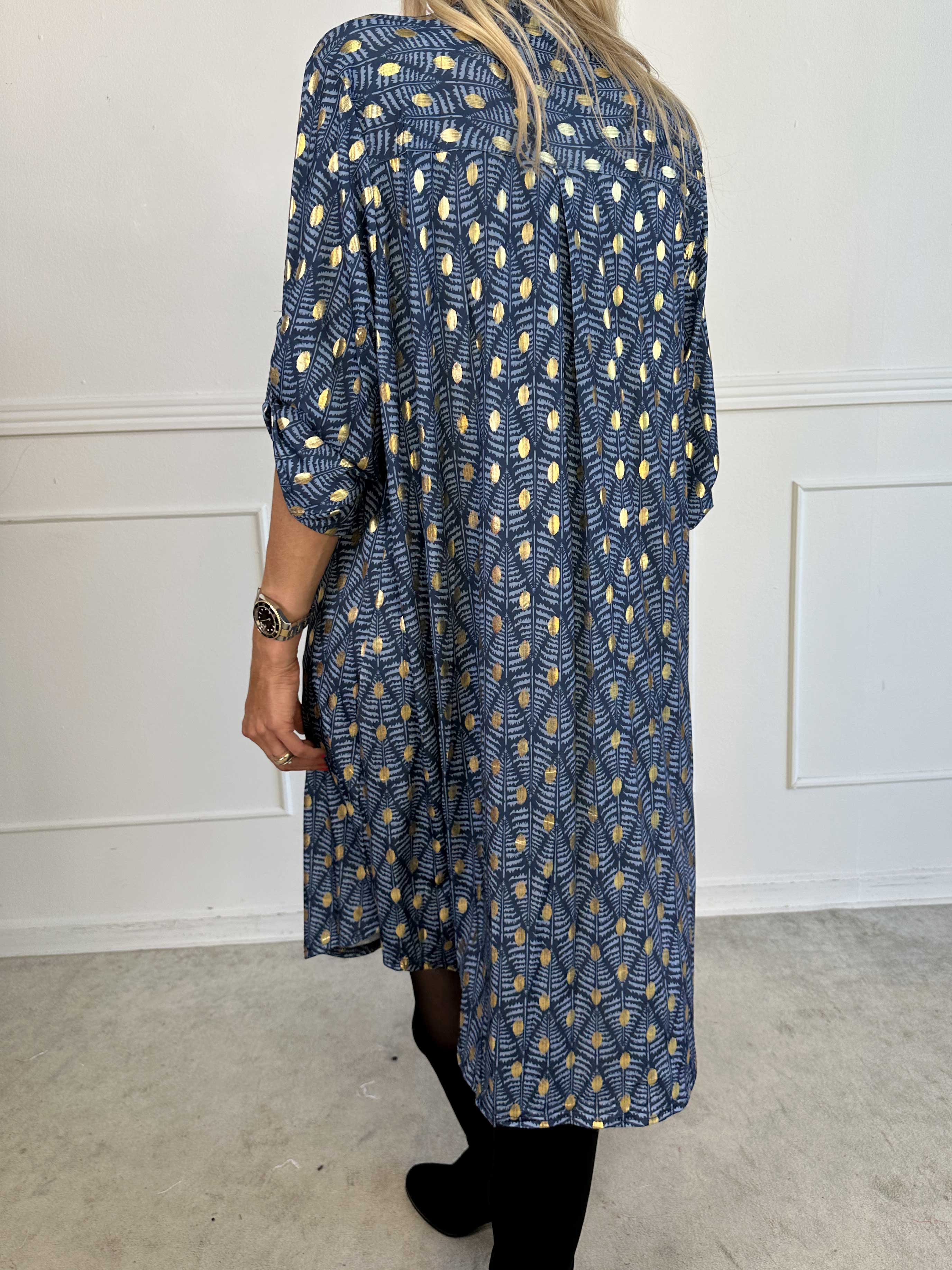 Ebba Forest Gold Long - Elastisk kjole med fint bladmønster og guld dutter