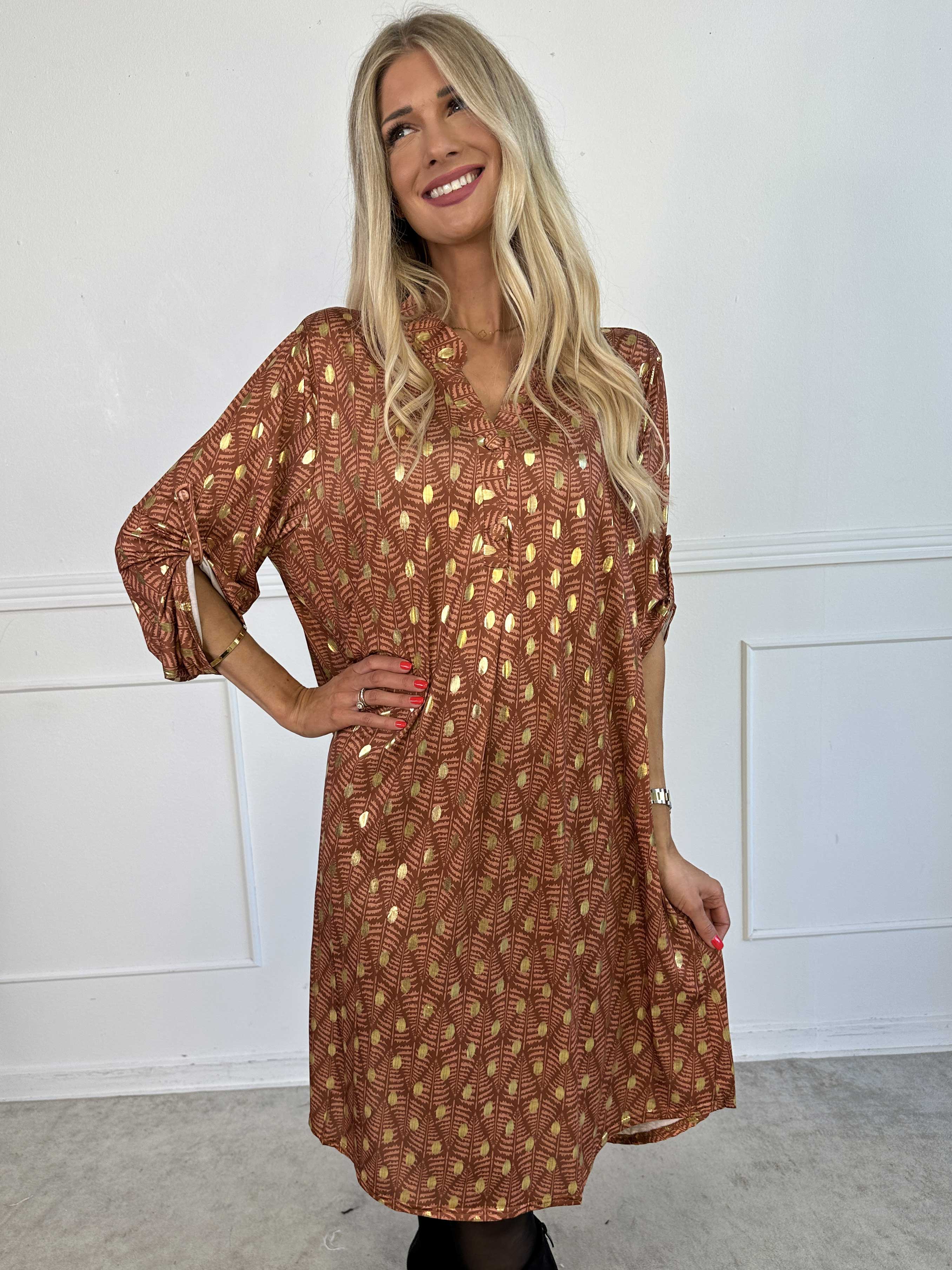 Ebba Forest Gold Long - Elastisk kjole med fint bladmønster og guld dutter